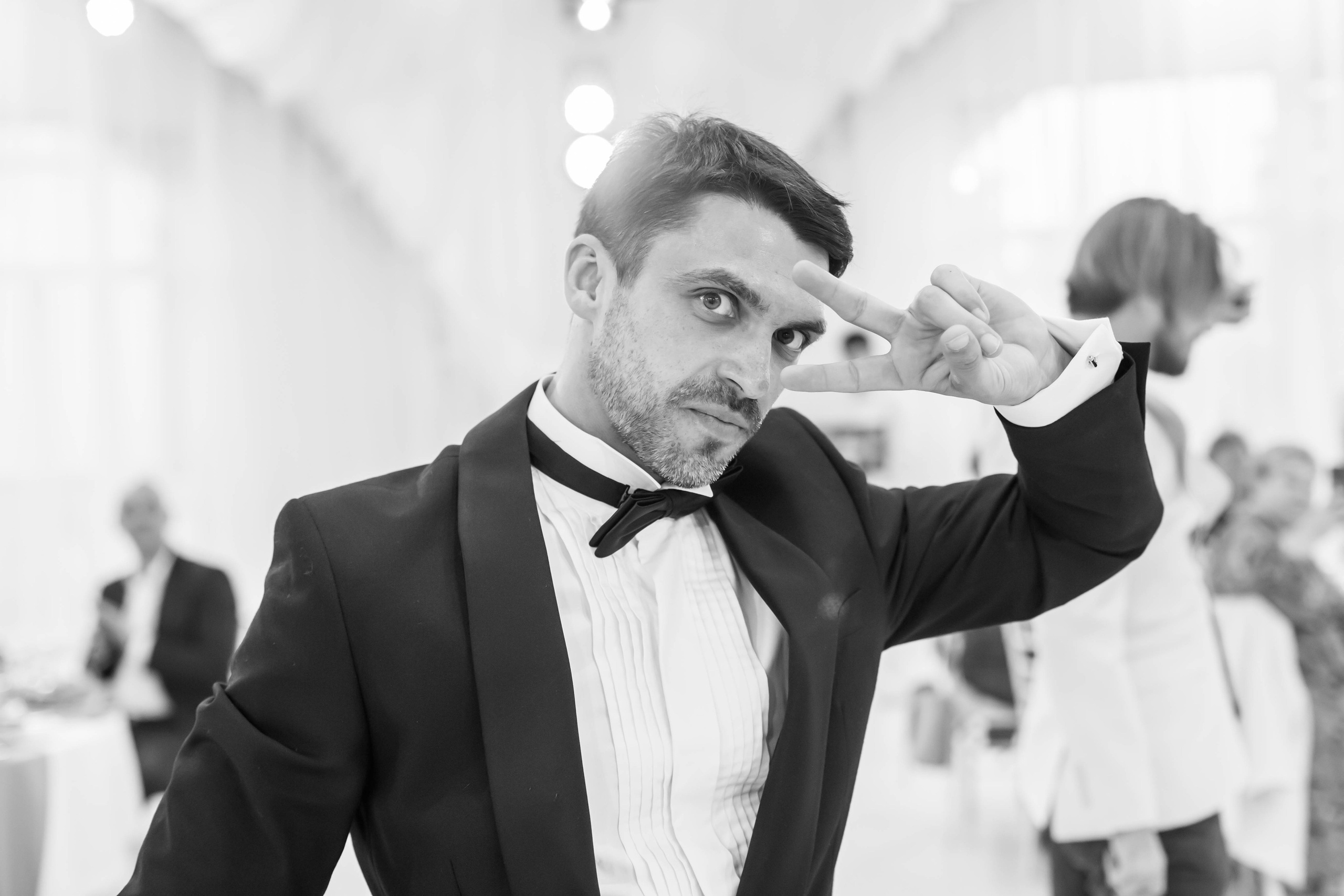 Танцы на свадьбе, жених в хорошем настроении, фотограф Павел Кор, бронь даты онлайн на этом сайте