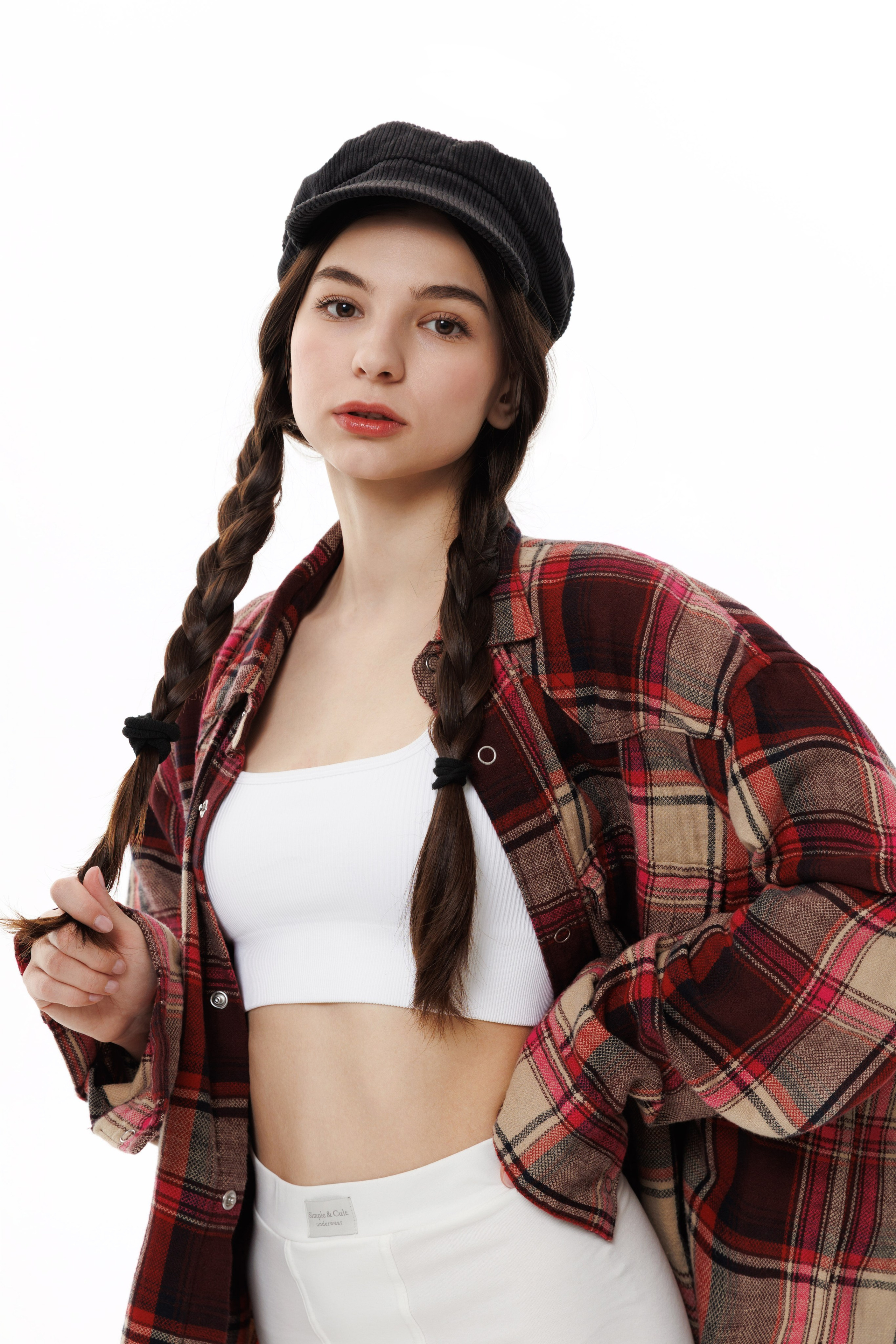 Каталожная фотосъемка на циклораме с моделью под ключ