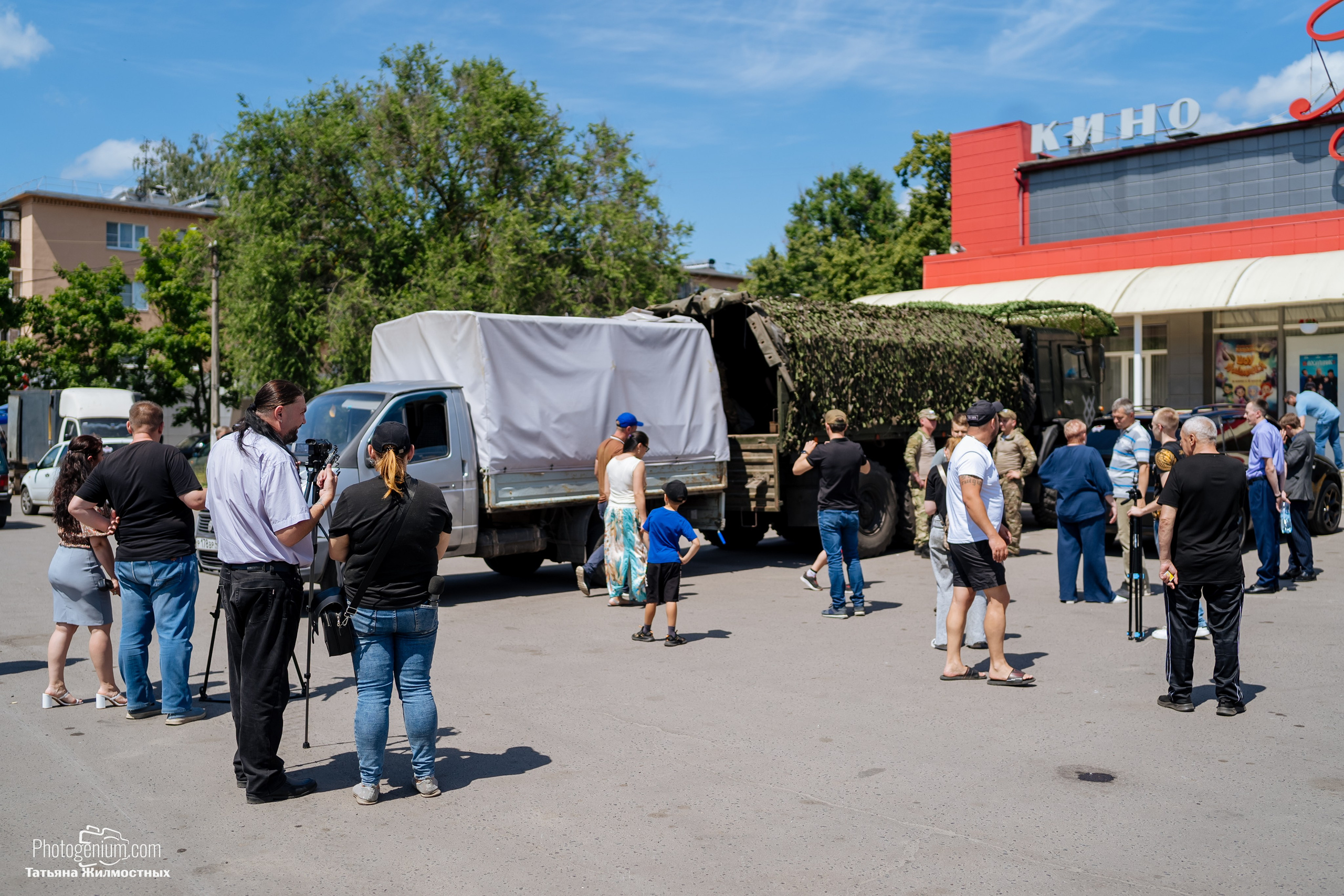 8 июня «Патриоты из Курска» сбор гуманитарной помощи у кинотеатра «Родина». Фотограф Нижний Новгород Татьяна Кейод