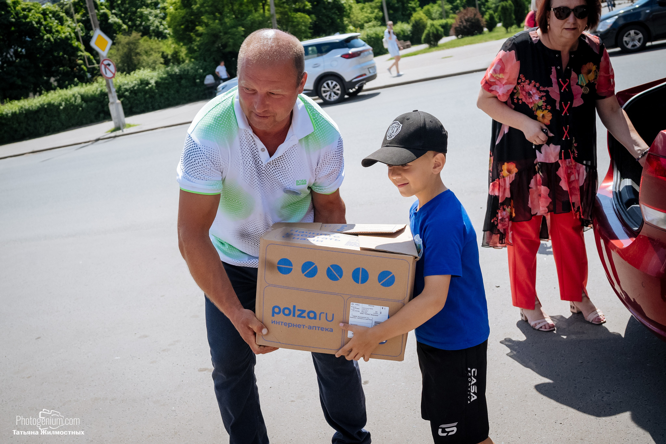 8 июня «Патриоты из Курска» сбор гуманитарной помощи у кинотеатра «Родина». Фотограф Нижний Новгород Татьяна Кейод
