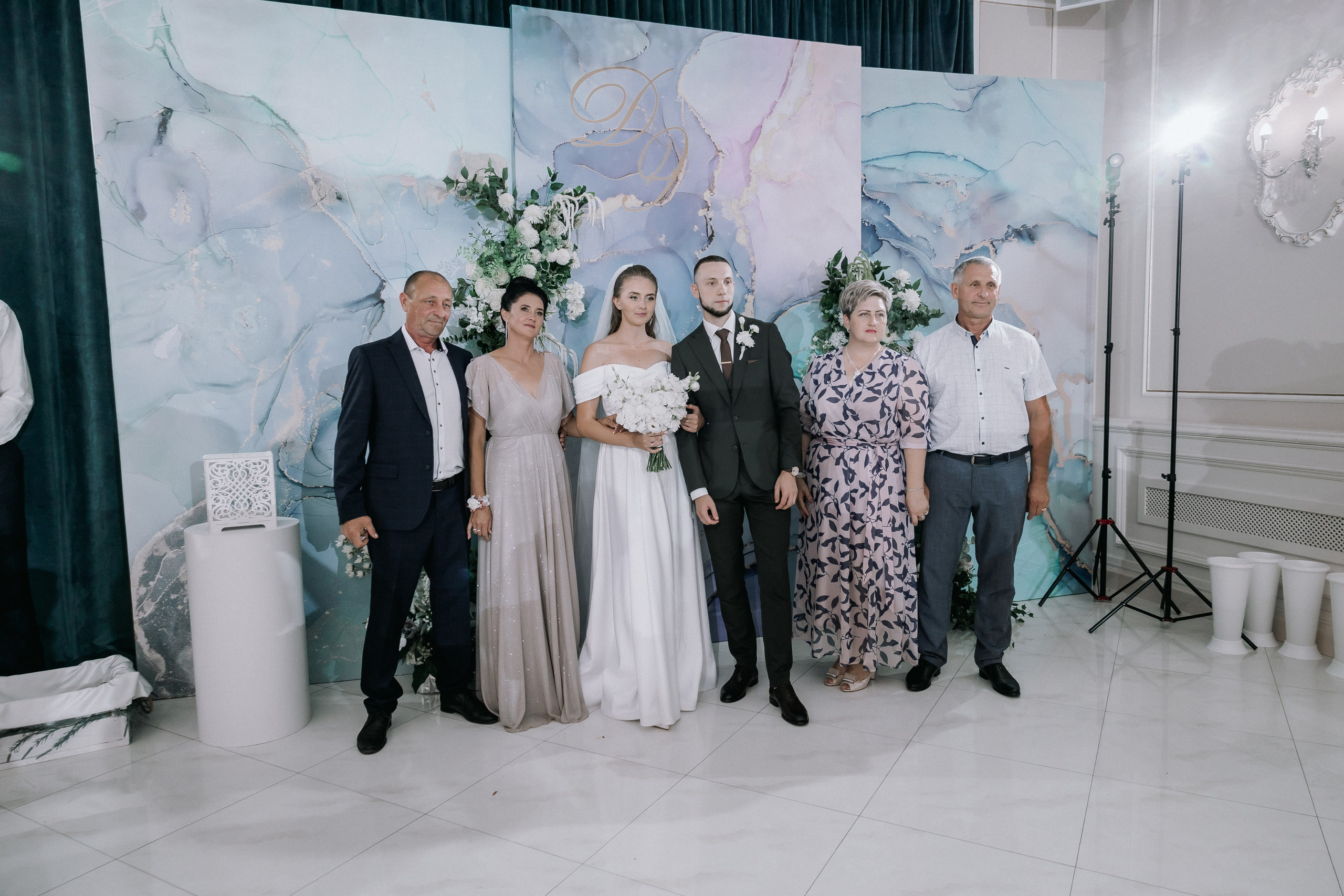 Свадебная прогулка. Эвелина и Дмитрий. Свадебная фотография. Арина Рубах