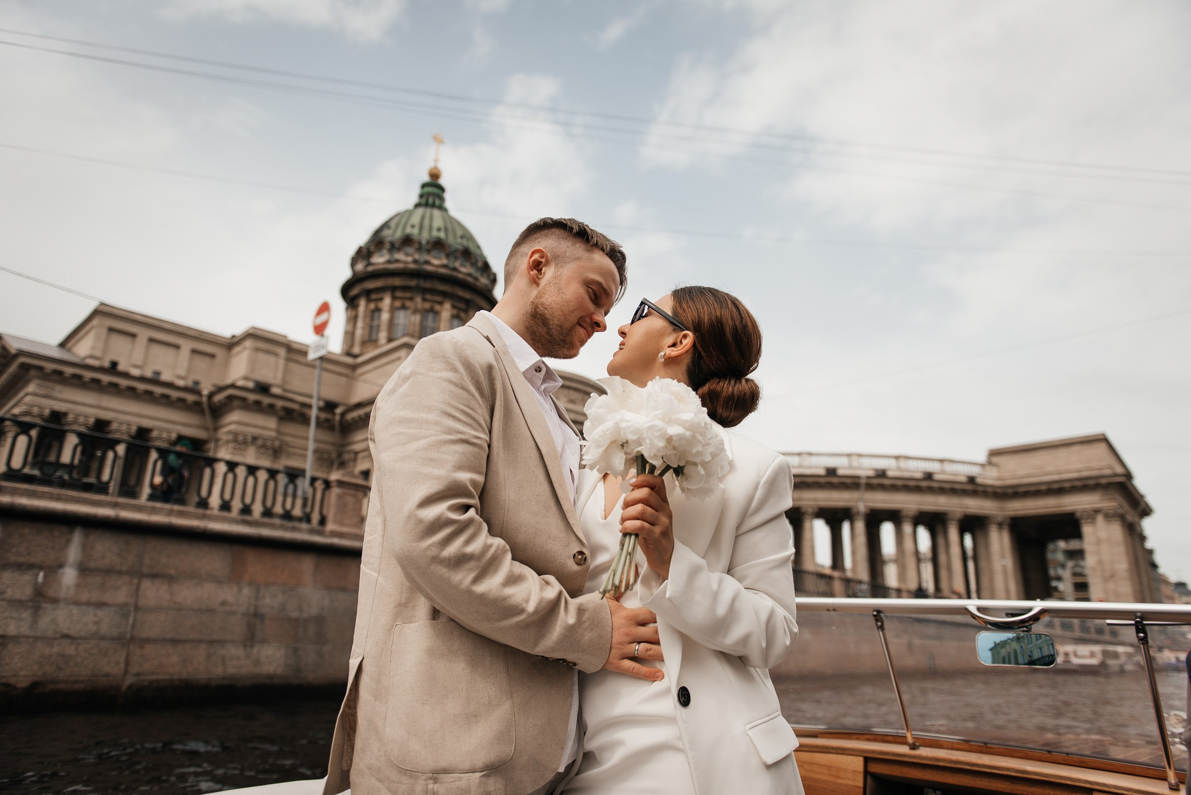 свадебная прогулка на катере по Неве