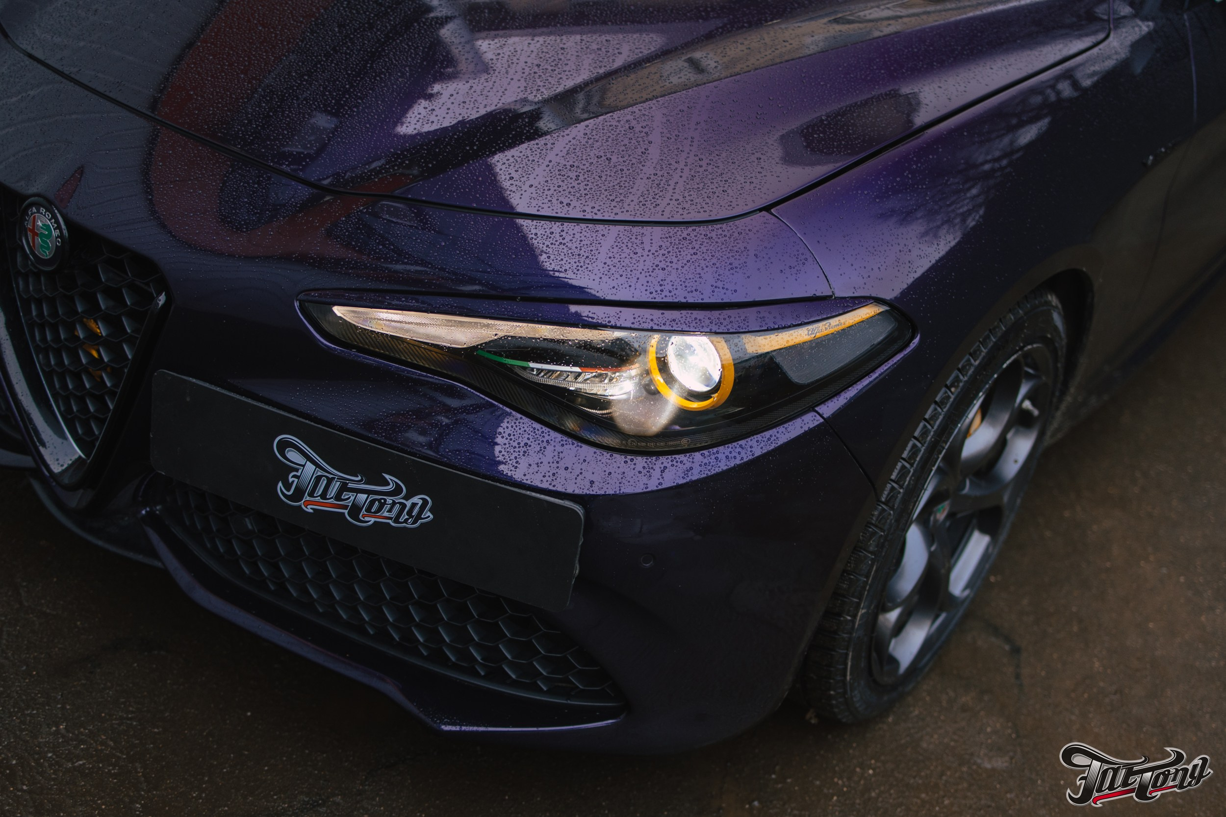 Alfa Romeo Giulia ремни безопасности с принтом и оклейка проемов. DeLorein