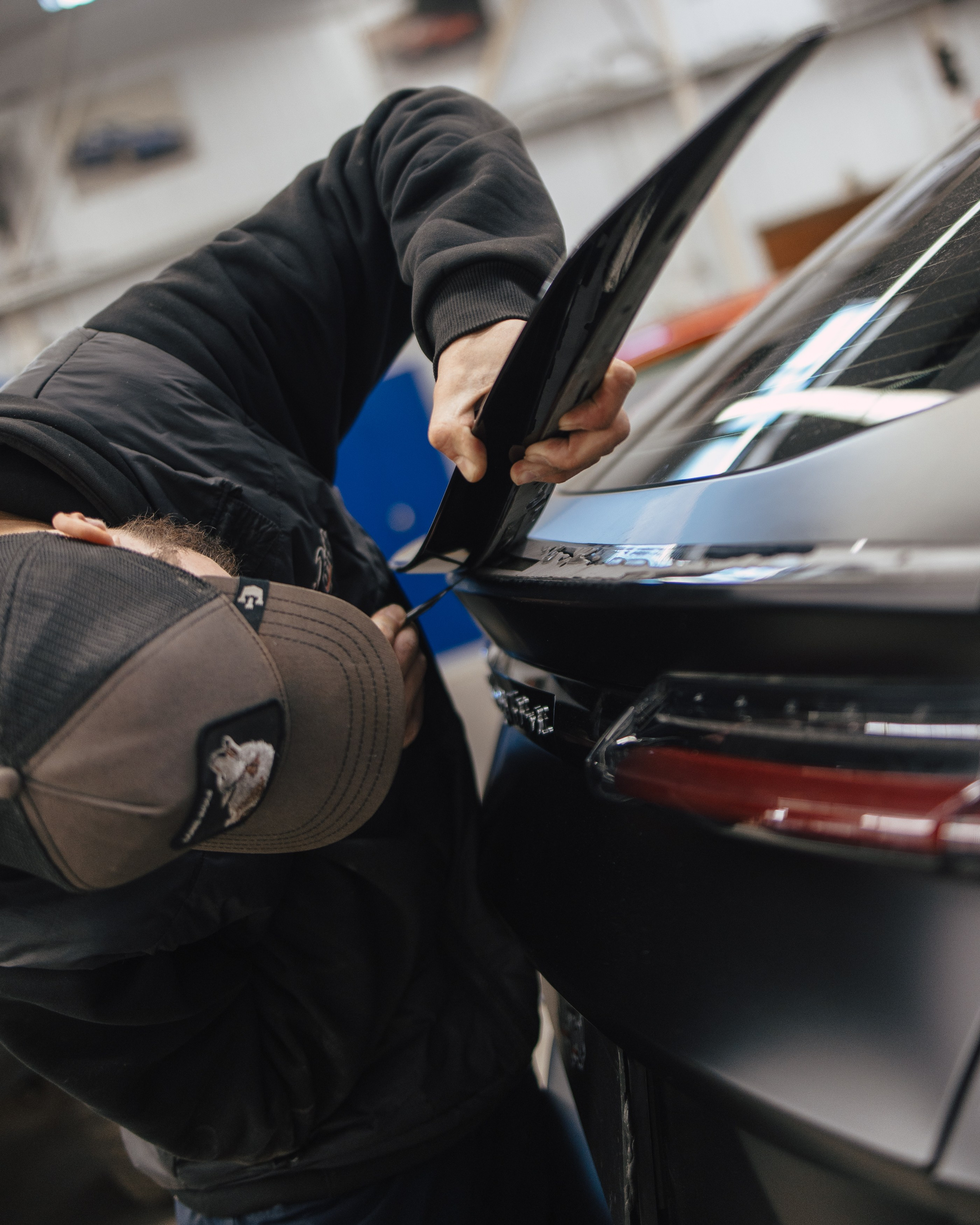 Lamborghini Urus ламинация карбоном вставок в капот, спойлеров, крышки багажника и зеркал. DeLorein