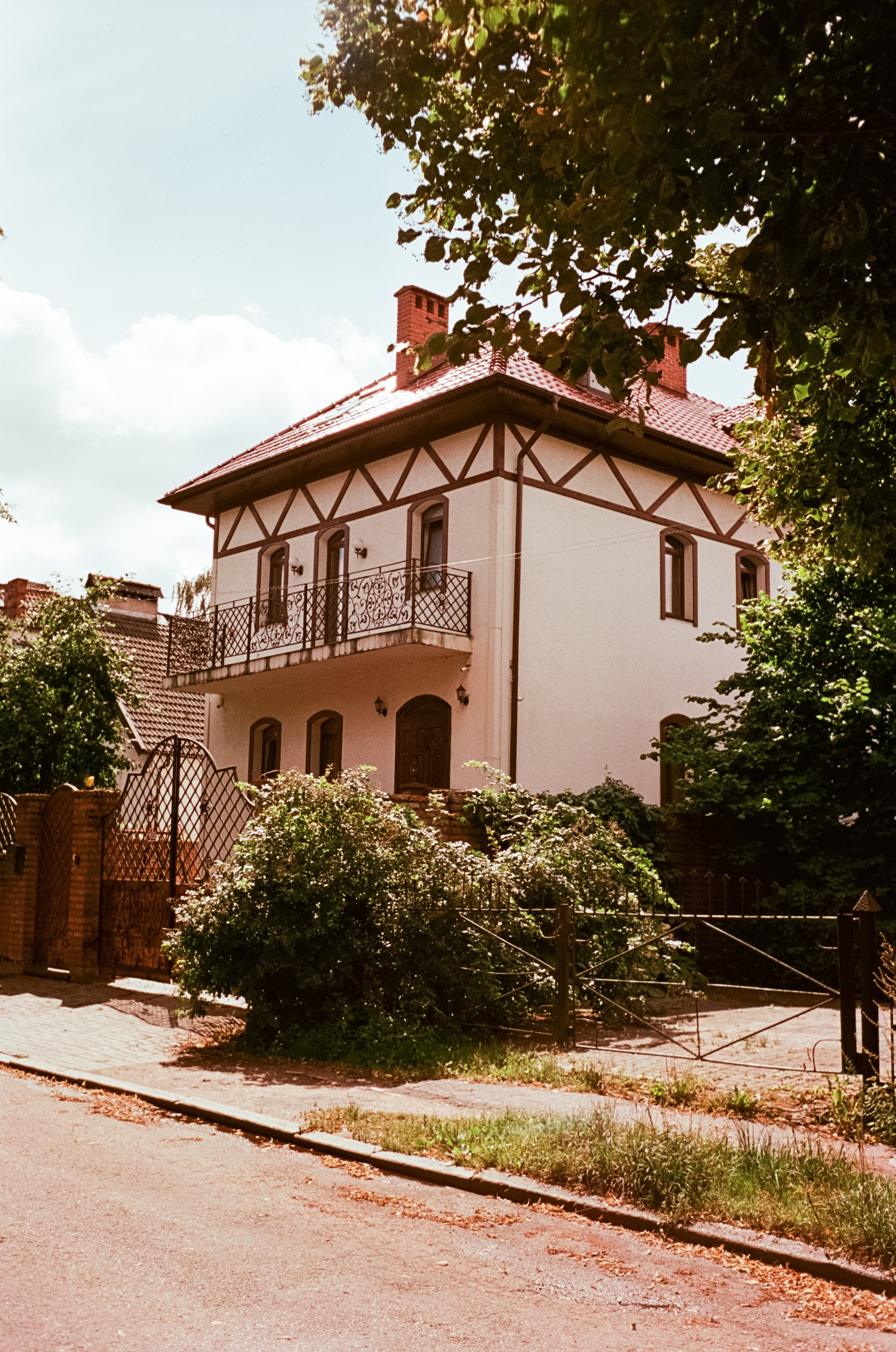 Калининград в солнечный день 7 июля 2024 года / Aerocolor IV / Minox 35GT (2)