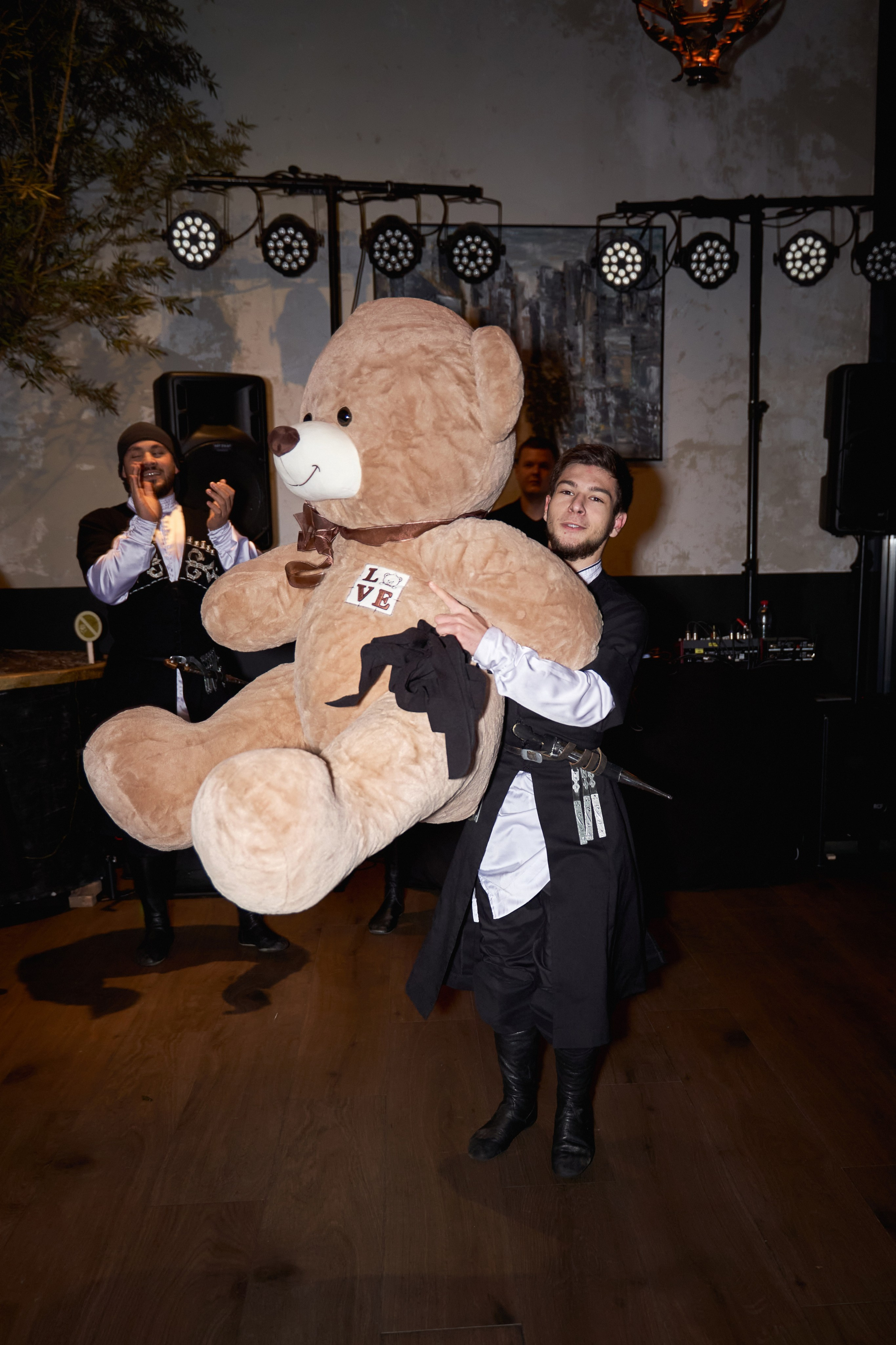 Светская съемка дня рождения 18 лет Камилле от ТВИНС СТУДИО. ТВИНС СТУДИО — лучшие свадебные фотографы и видеографы в Краснодаре