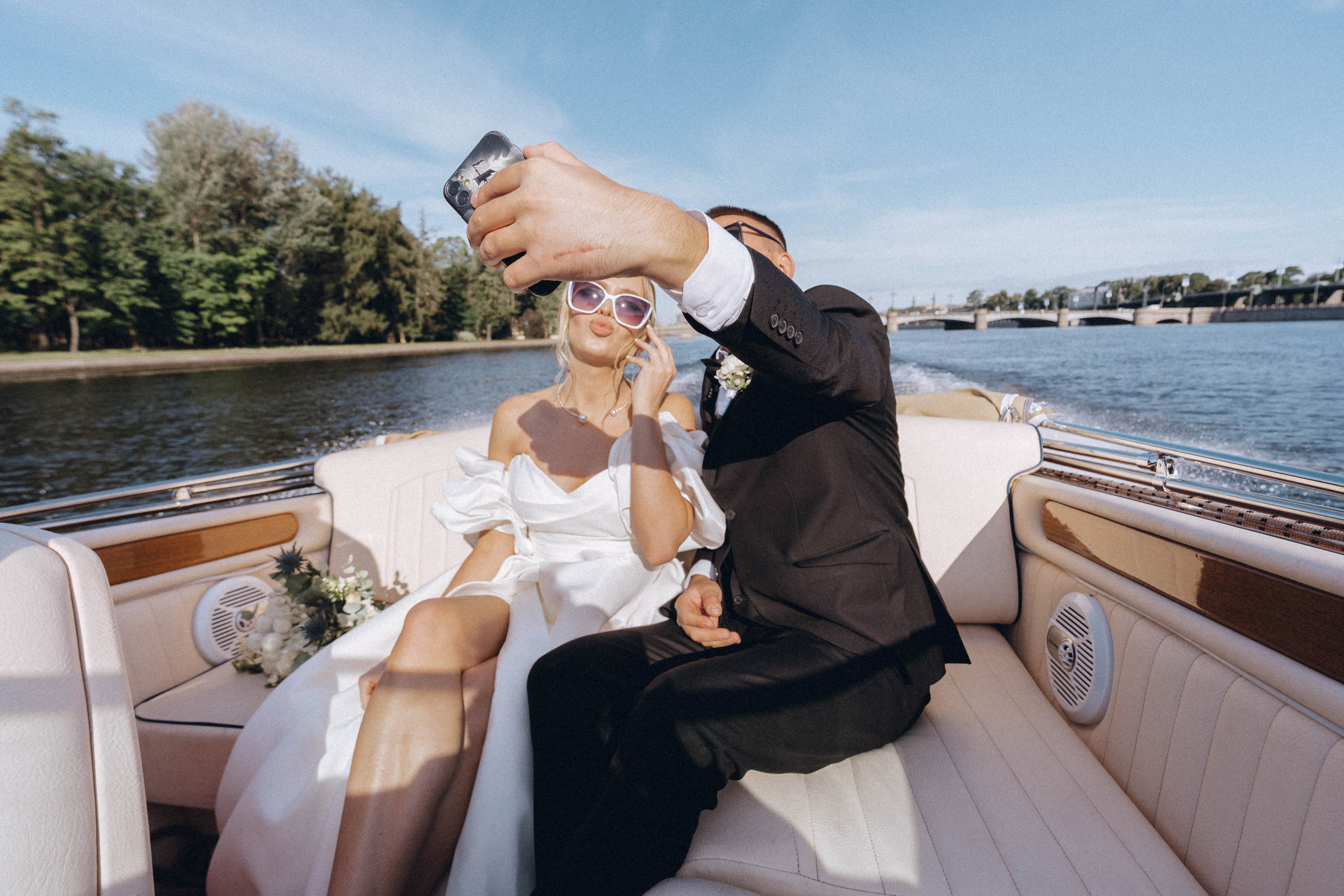 СВАДЕНБНАЯ СЬЕМКА НА КАТЕРЕ ПО КАНАЛАМ САНКТ-ПЕТЕРБУРГА И В АКВАТОРИИ НЕВЫ. Профессиональный фотограф, Санкт-Петербург — Виктория Богомолова