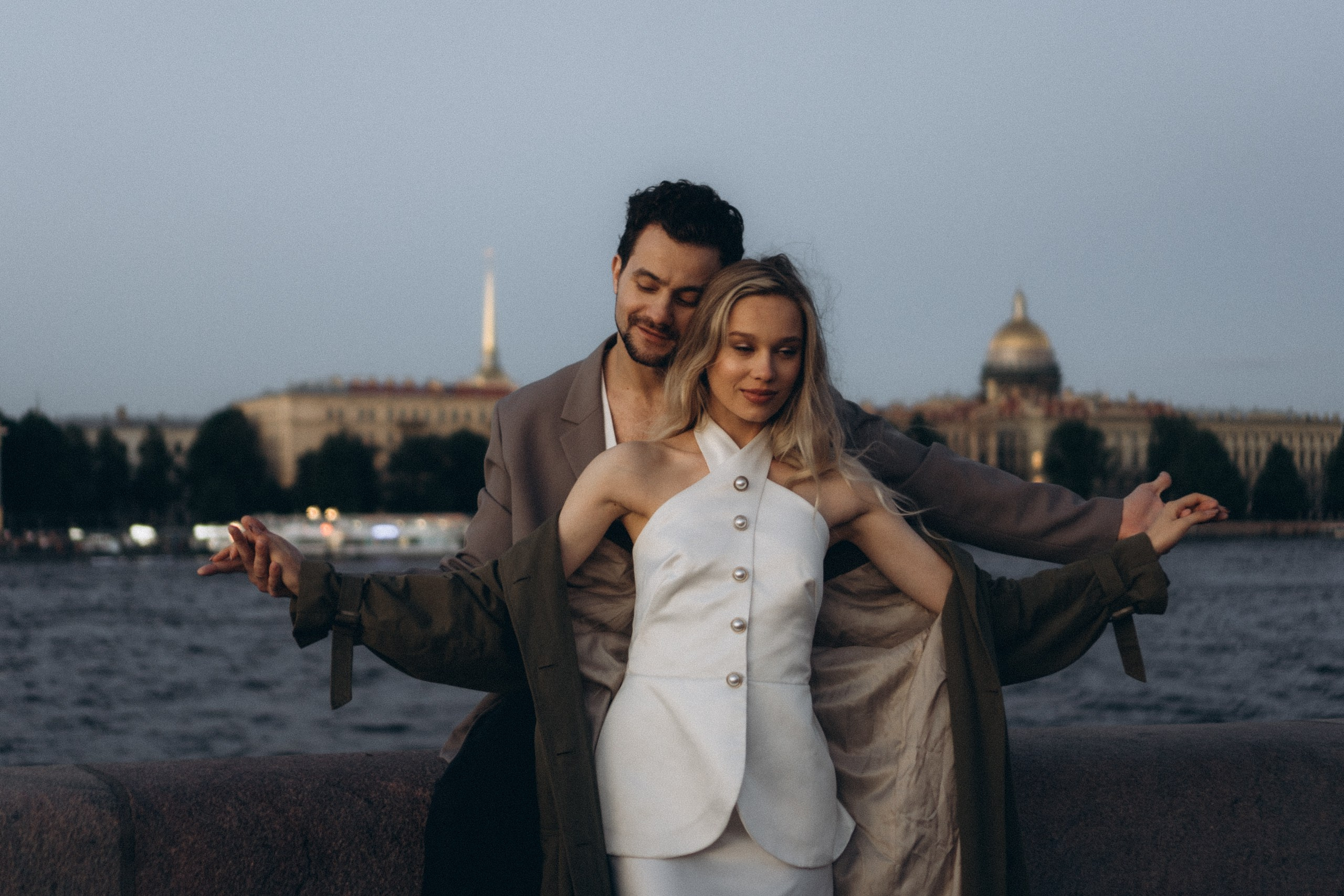 СВАДЕБНАЯ СЬЕМКА ПАРЫ НА РАССВЕТЕ В БЕЛЫЕ НОЧИ И ПРОГУЛКА С РАЗВОДНЫМИ МОСТАМИ И ПИКНИК ВОЗЛЕ ИСАКИЕВСКОГО СОБОРА. Профессиональный фотограф, Санкт-Петербург — Виктория Богомолова