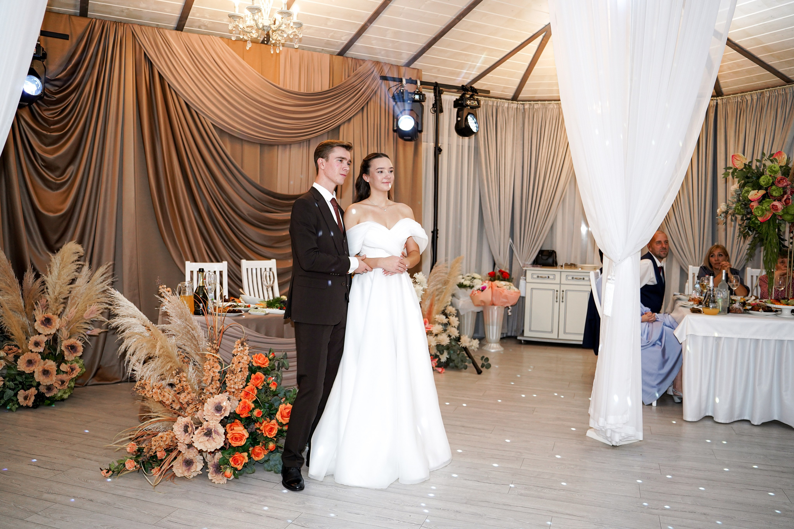 Свадебный банкет в беседке. Свадебный фотограф в Ростове-на-Дону. Таинство Крещения и Венчания, семейные фотосессии. Алёна Чёботова