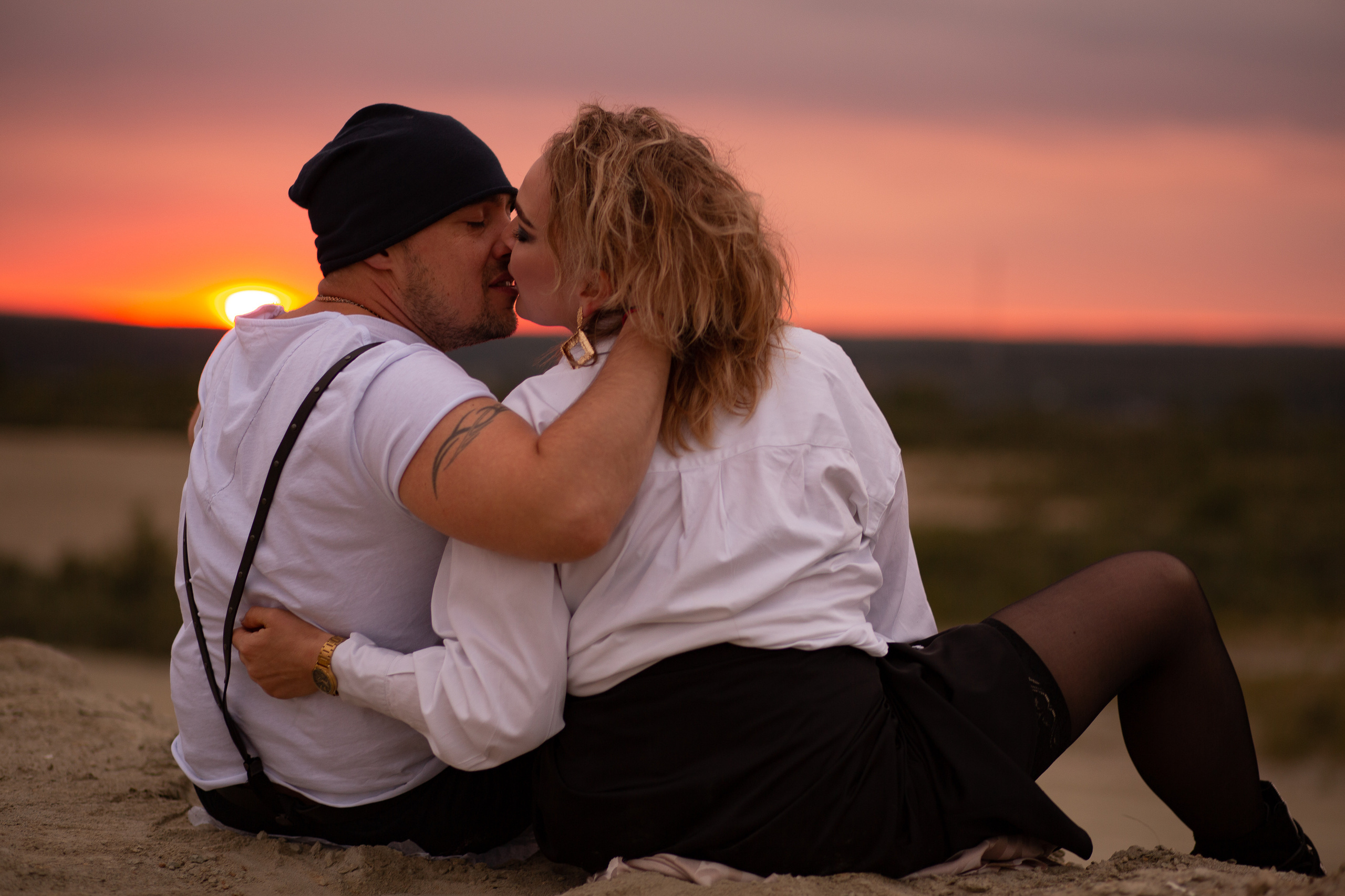 мужчина и женщина целуются