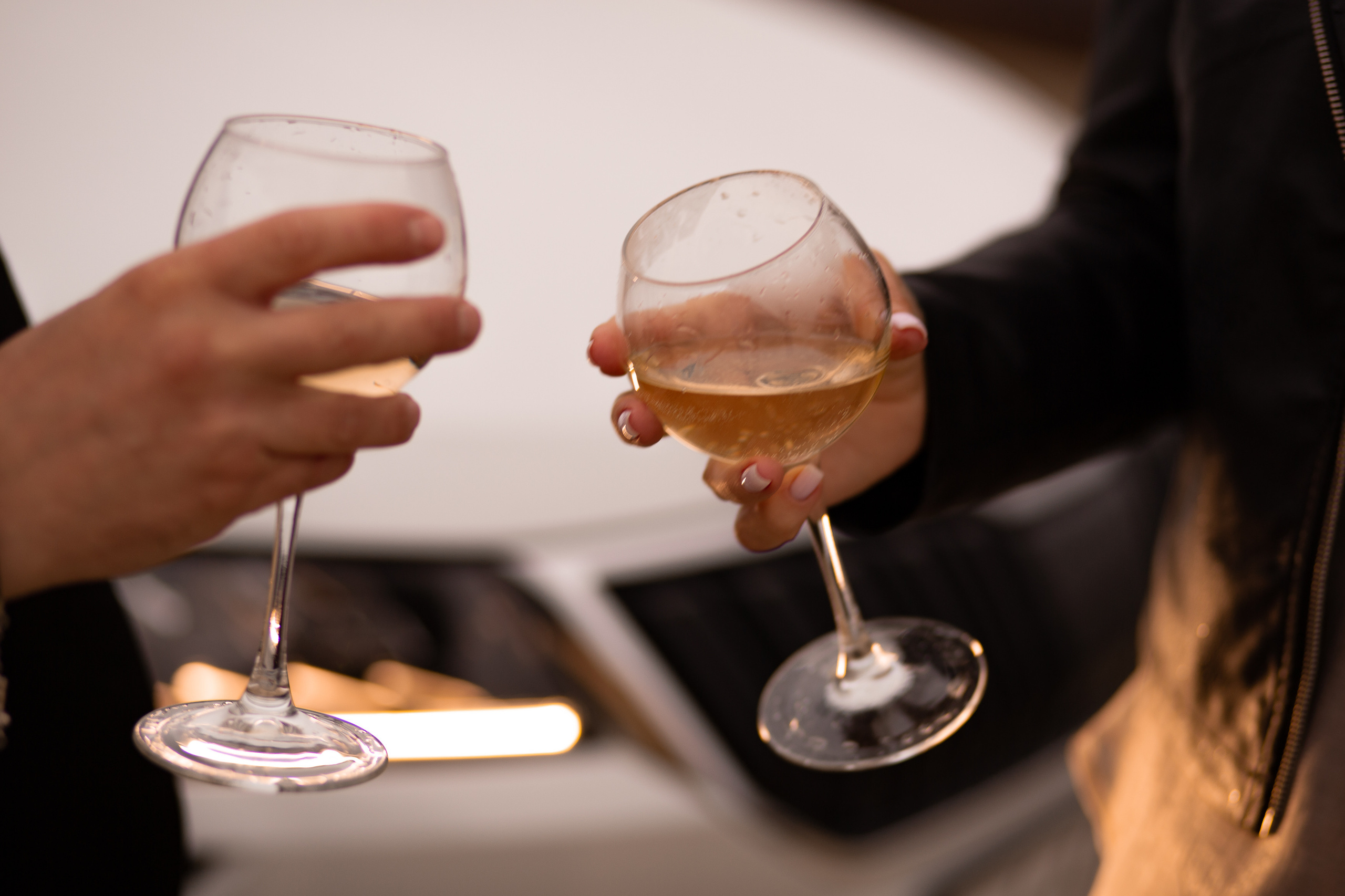 бокалы с шампанским в березовских песках 