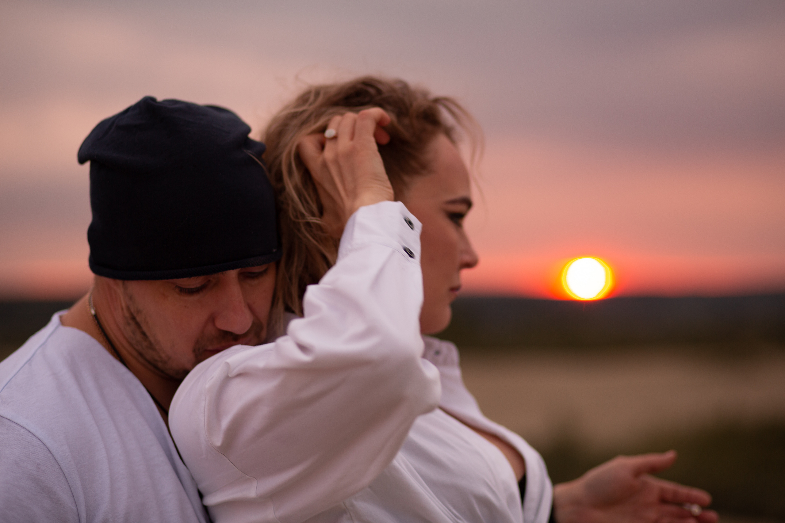 красивая пара любуется закатом