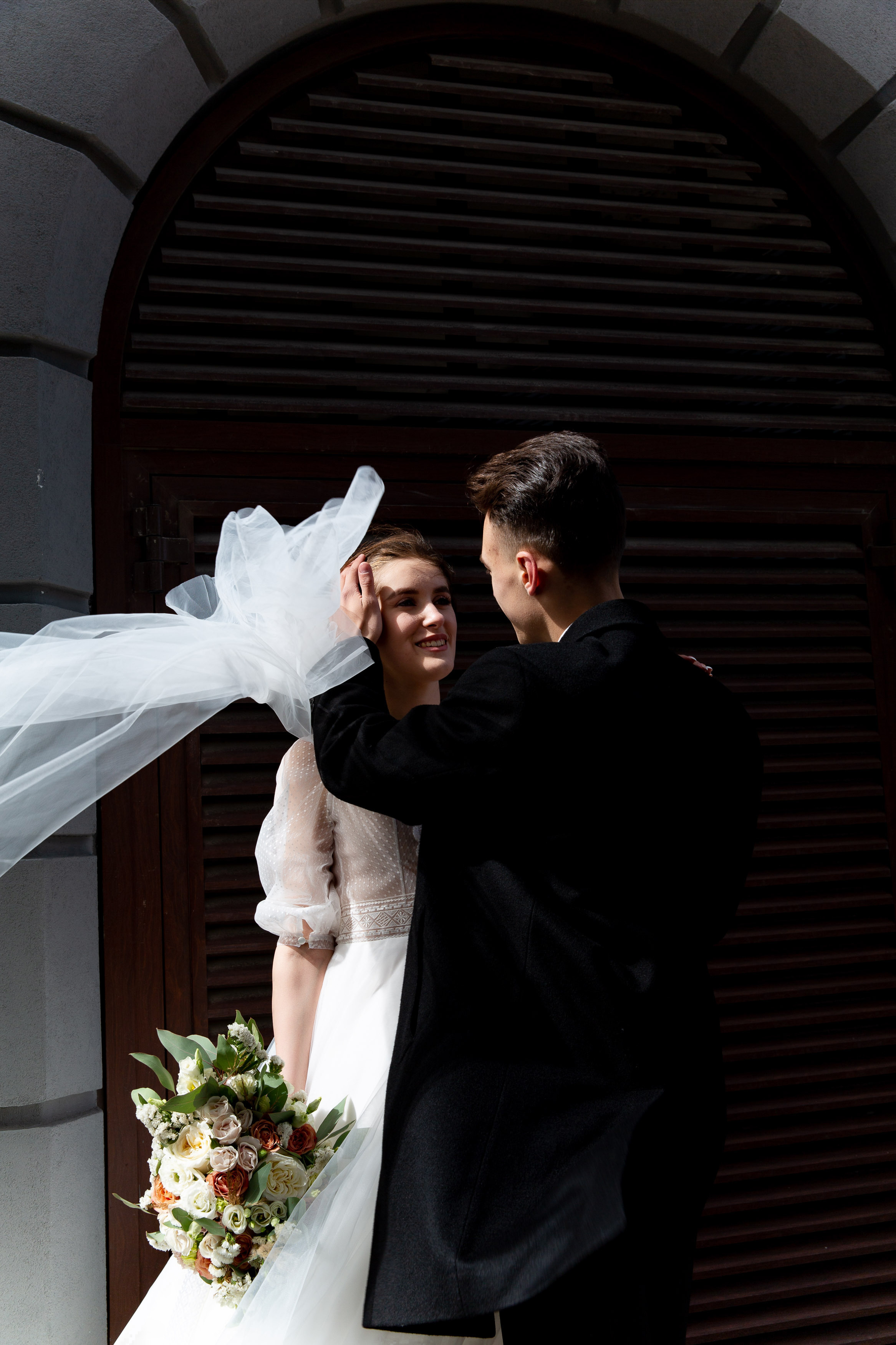 нежно берет за лицо, поцелуй жениха и невесты