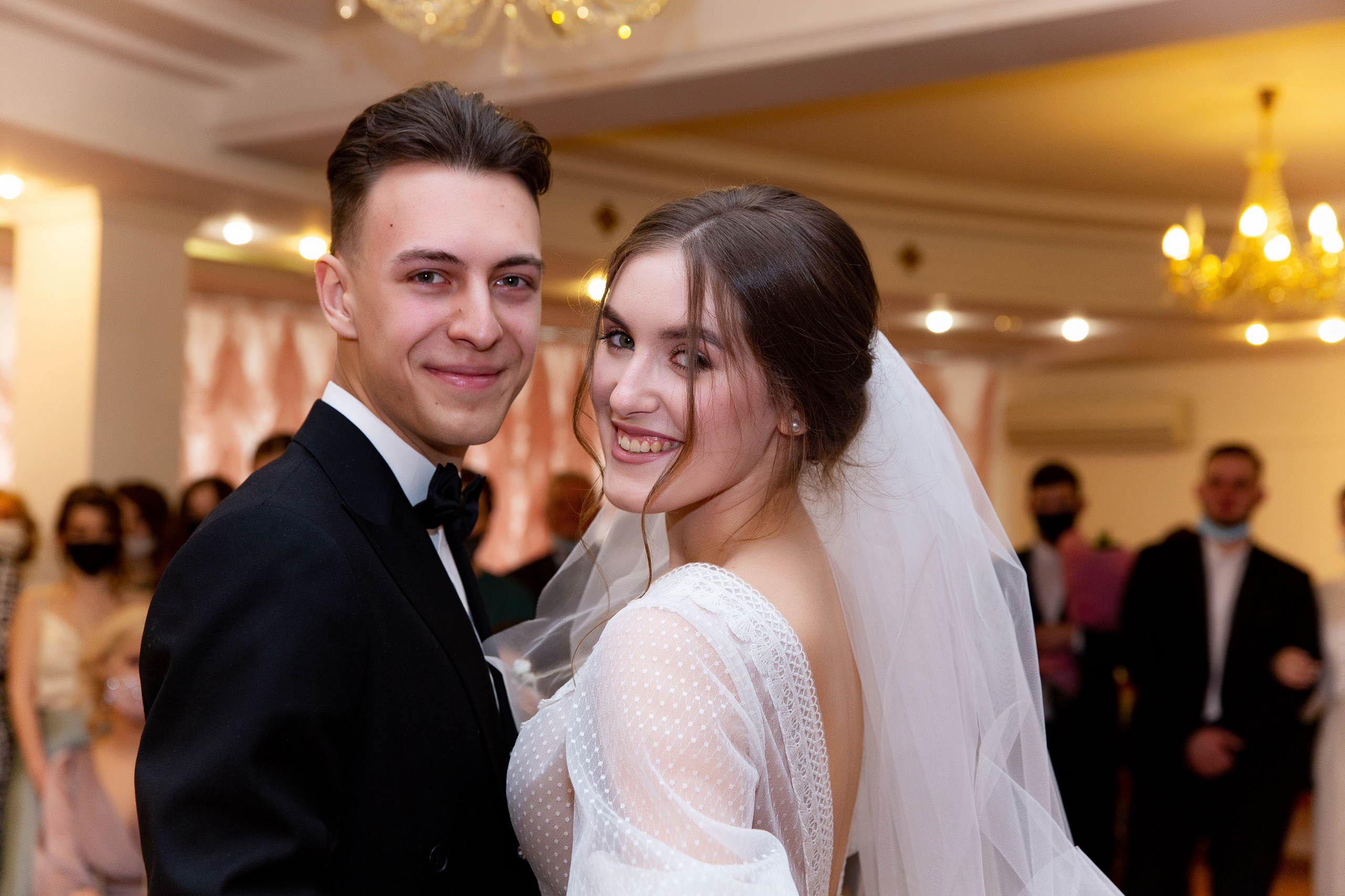 счастливые молодожены в загсе