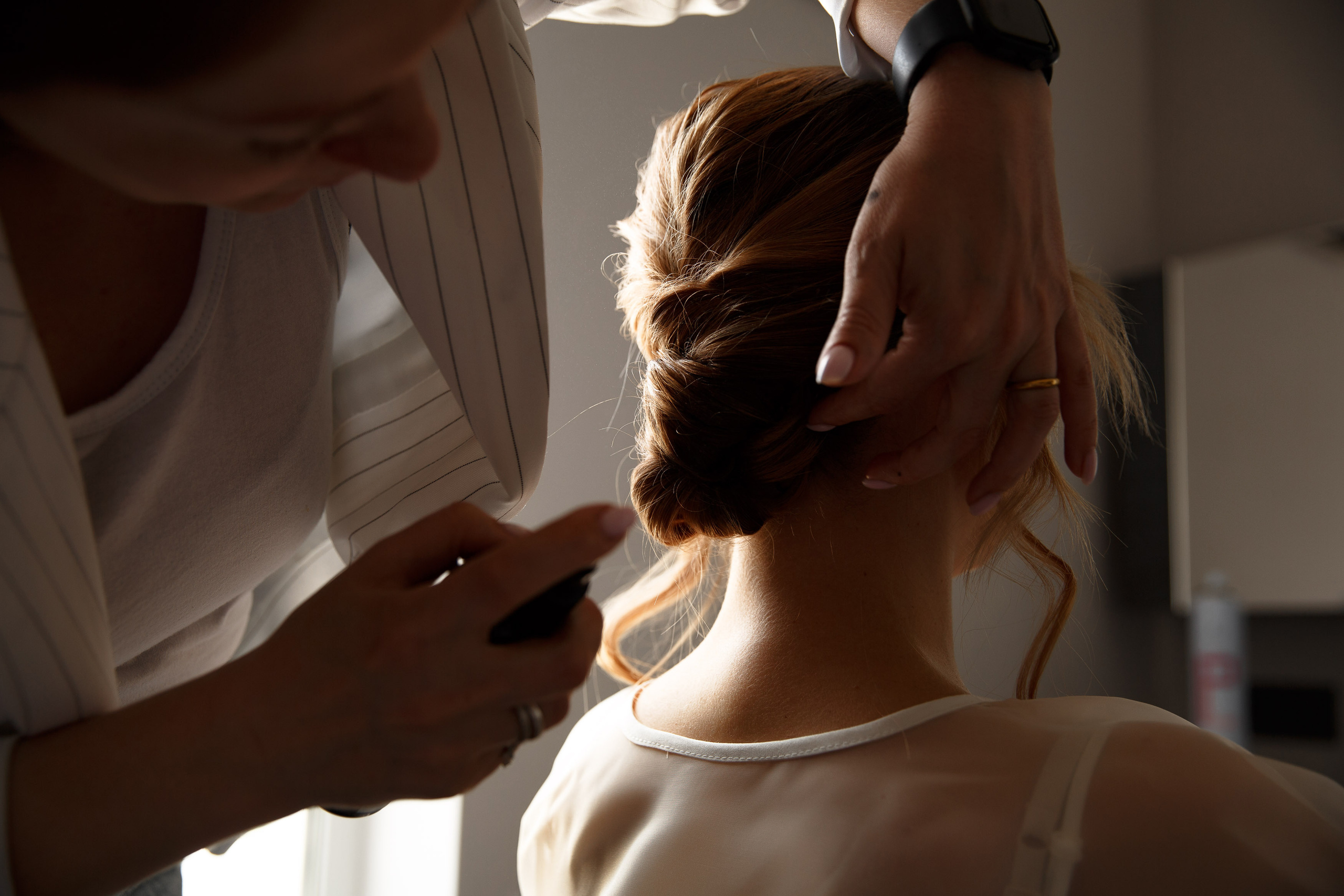 свадебная прическа в красивом номере люкс