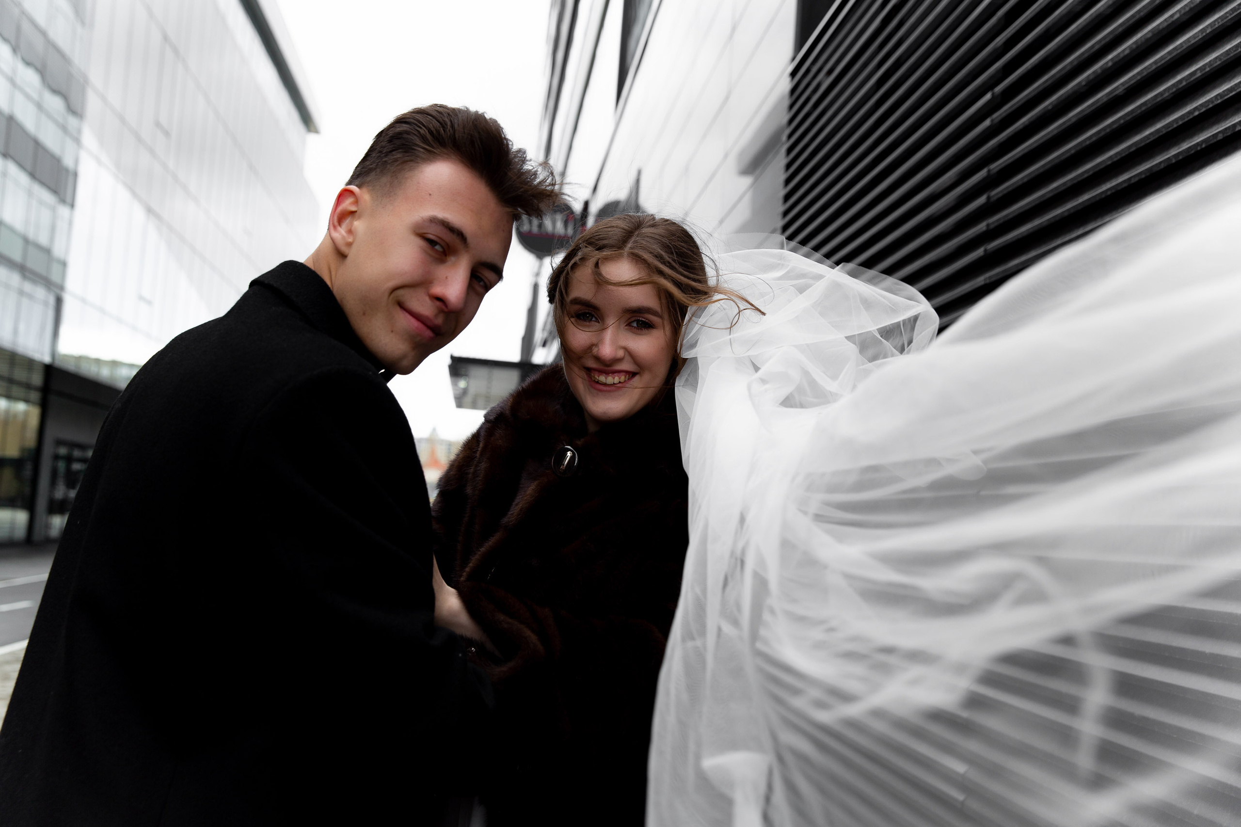 фата летит от ветра