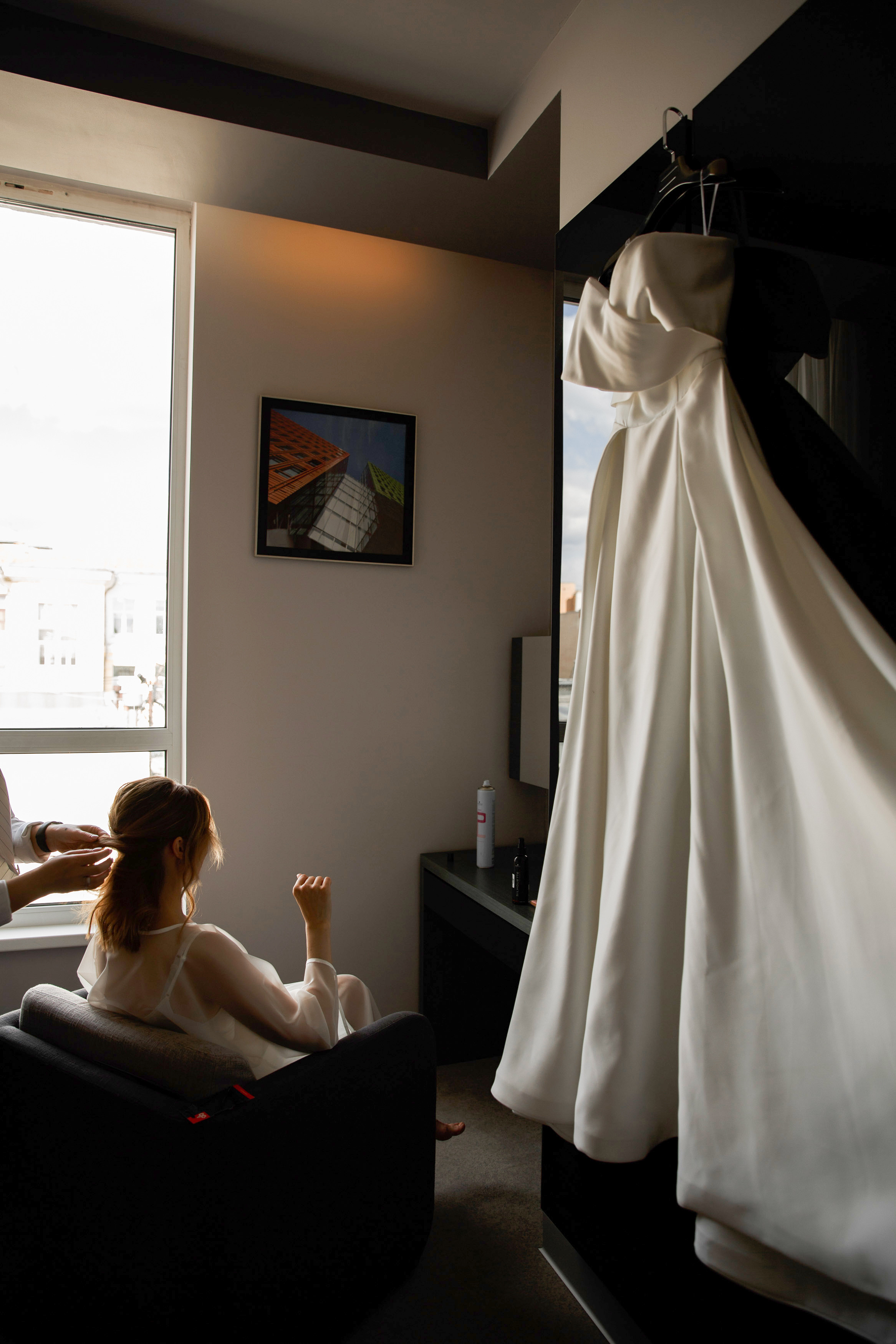 классическое свадебное платье висит красиво