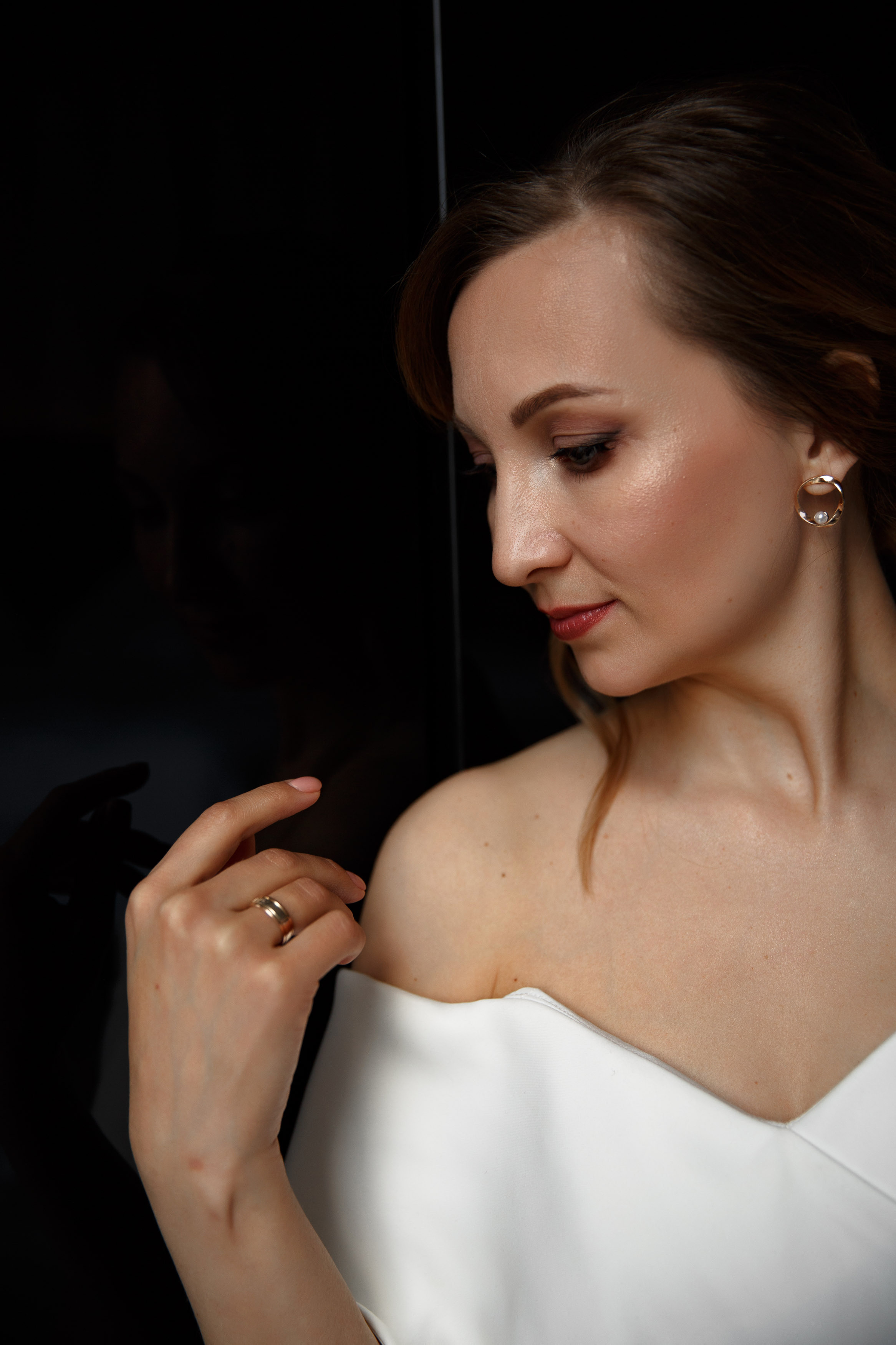  красивые плечи серьги из жемчуга классические портреты невесты