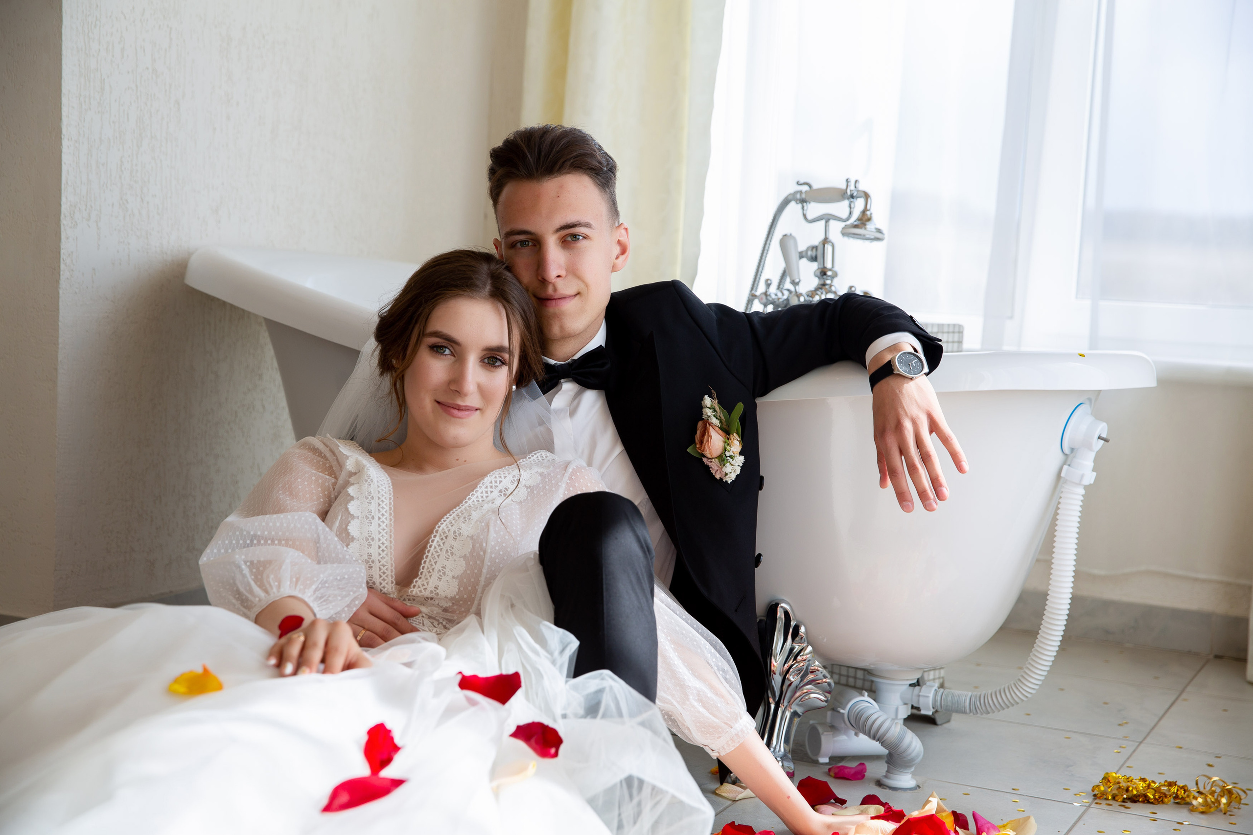 лепестки роз фотожениха и невесты в свадебном наряде