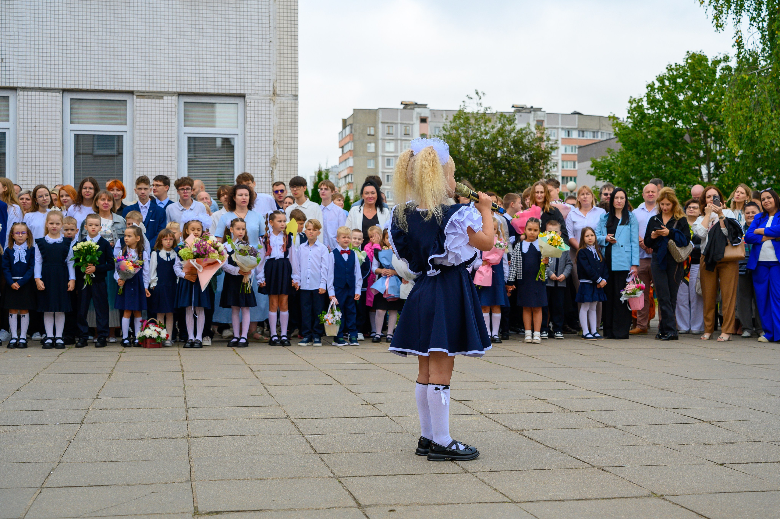 Вот звучит первый звонок, перед этим долгое приготовление к новому этапу в жизни, Яромир идет в школу. Фотоуслуги, услуги фотографа, фотографирование важных событий