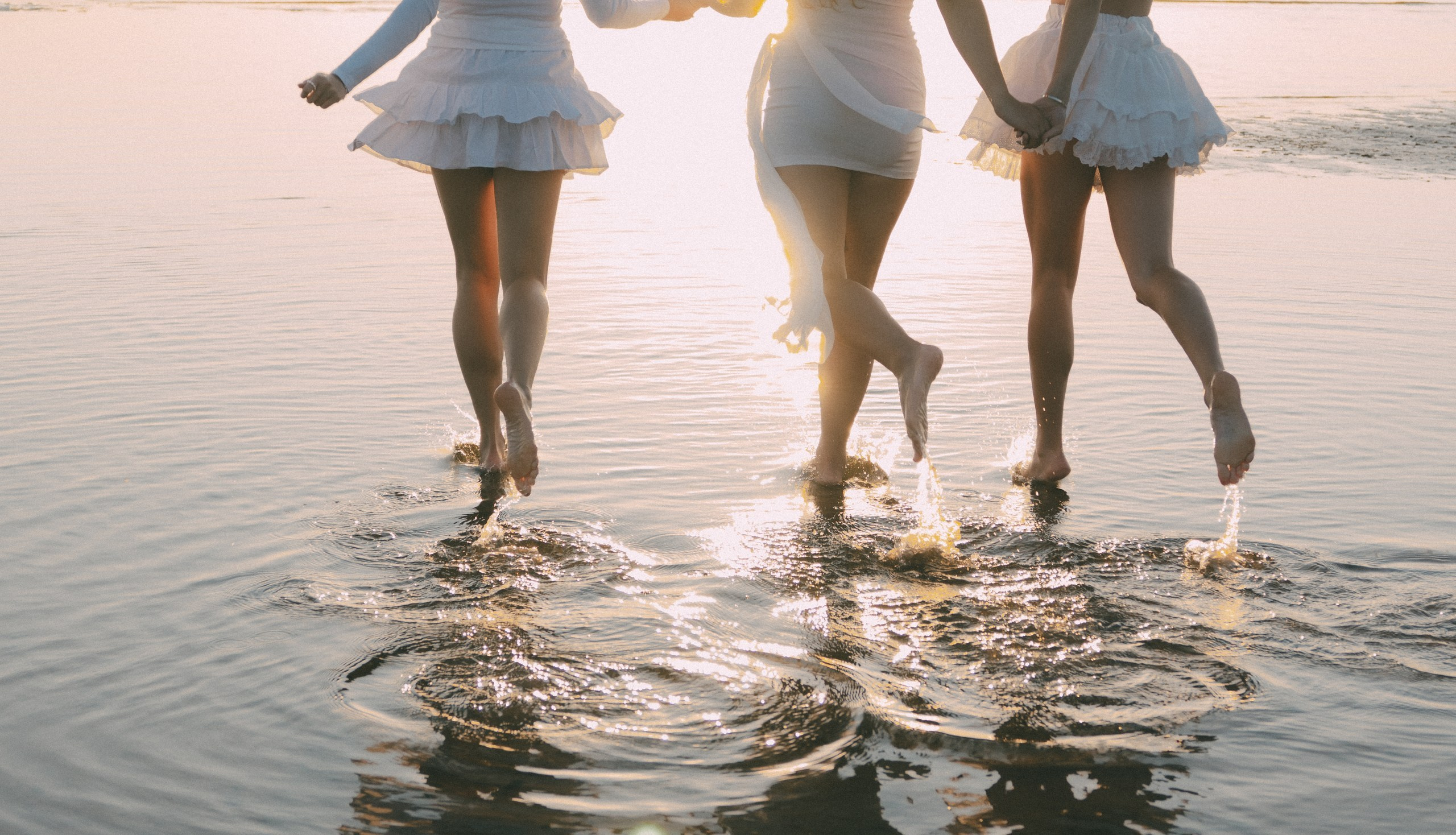 Фотосессия на берегу залива для сестер. Фотограф в Санкт-Петербурге Федосова Елизавета