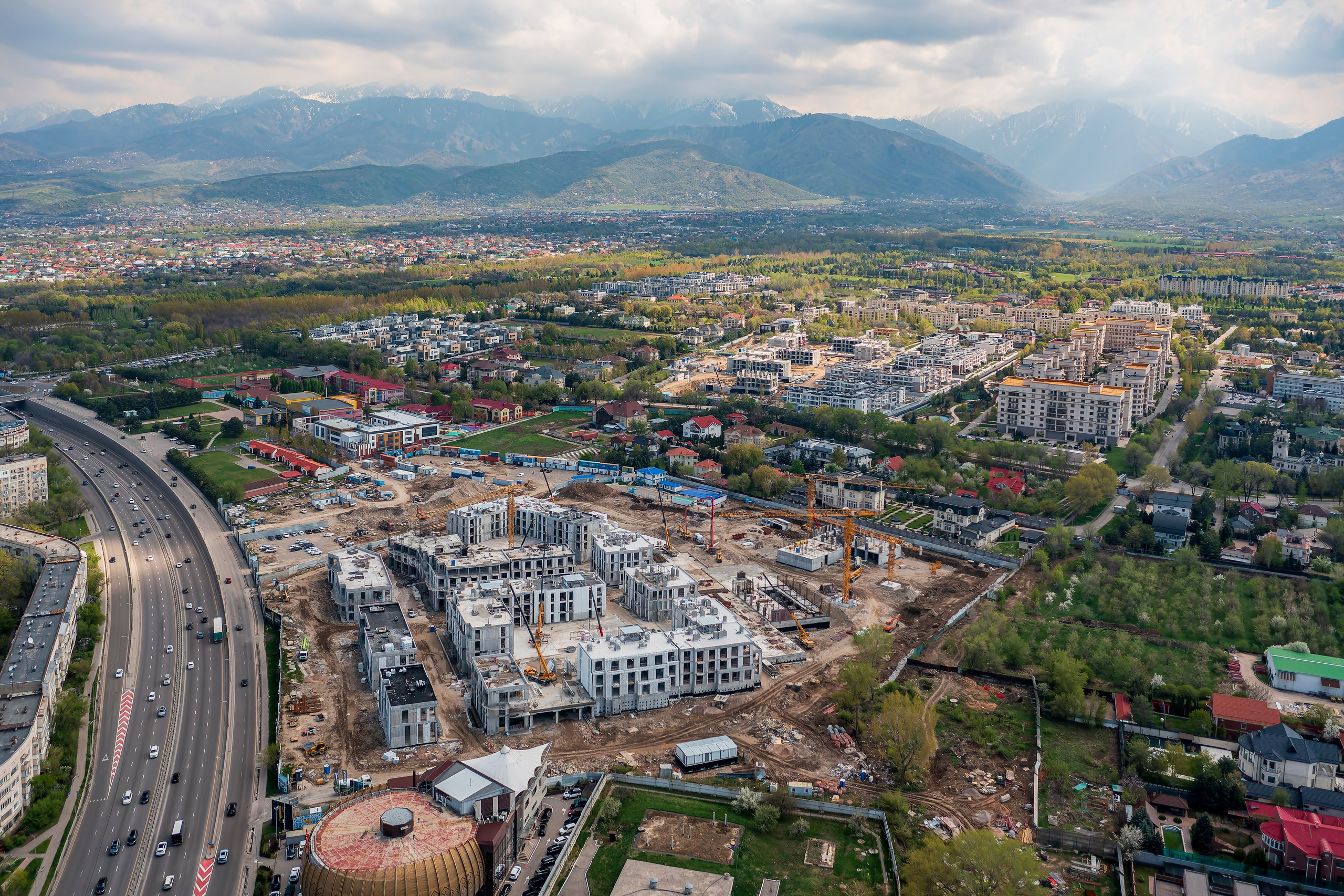 Алматы, ЖК 1st от Bi Group — аэросъёмка на фоне гор, апрель 2026. Интерьерный фотограф Алматы