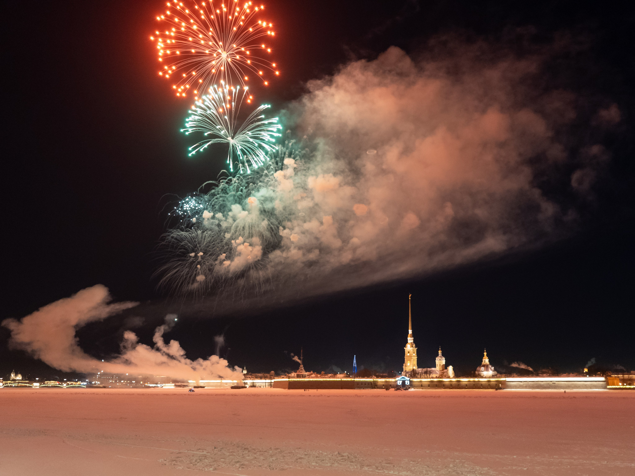 Праздничный салют в честь Дня защитника Отечества. Главная