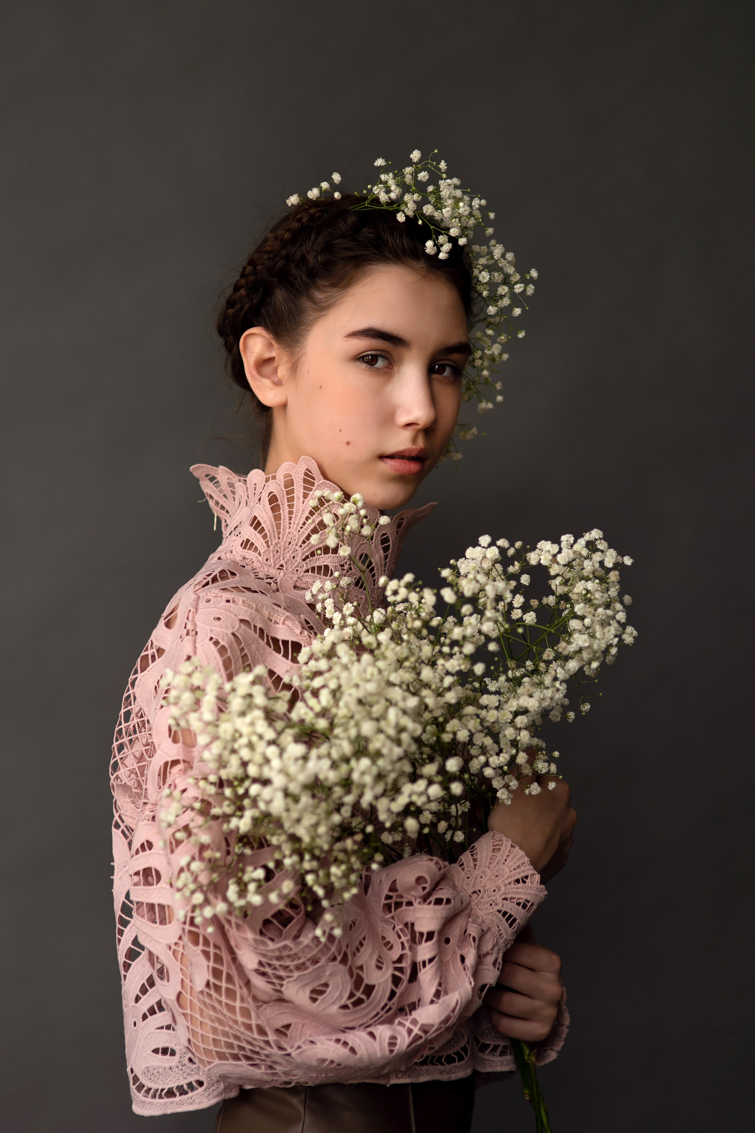 художественный портрет девушки с цветами