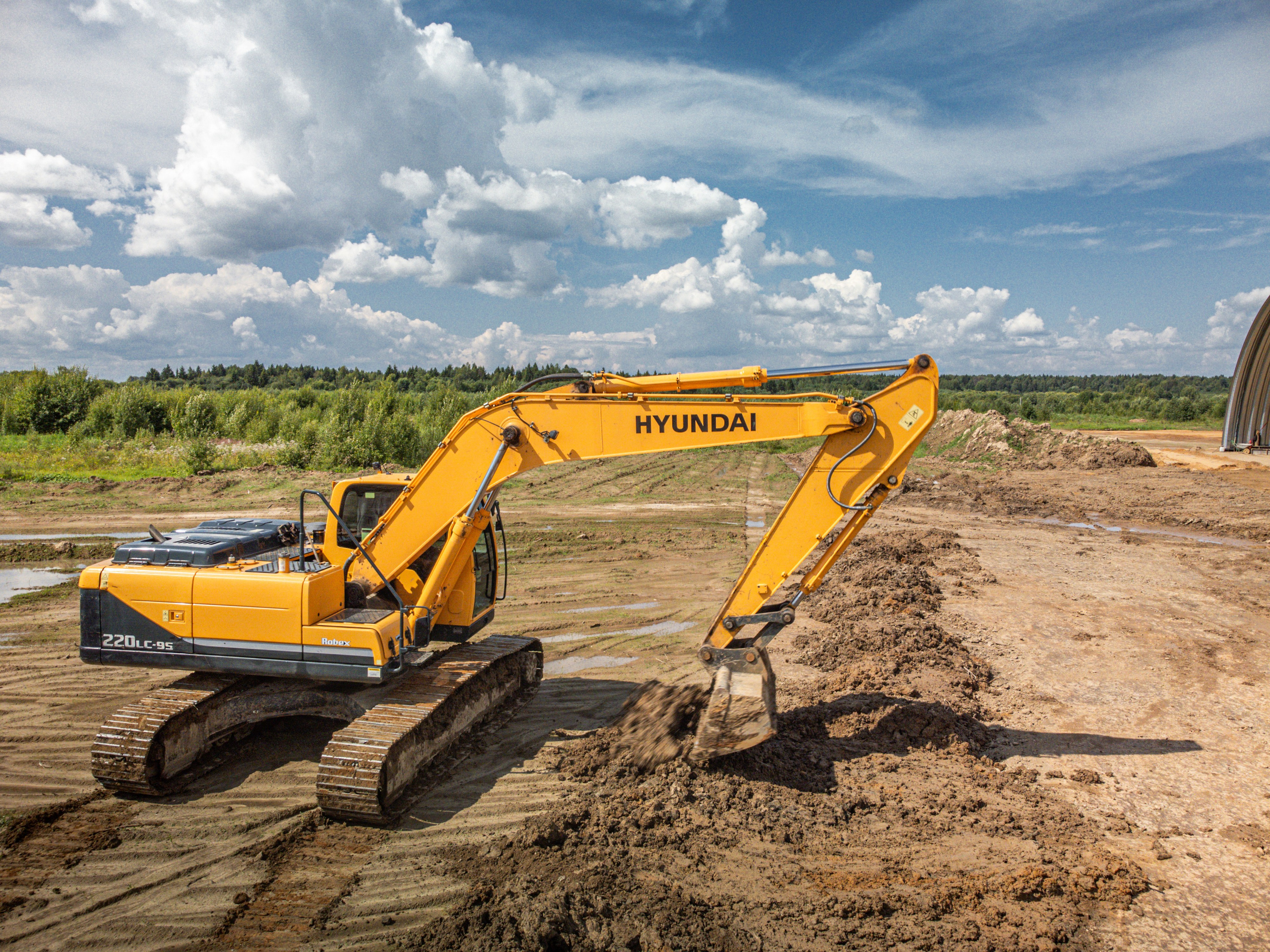 Спецтехника, экскаватор во время работы