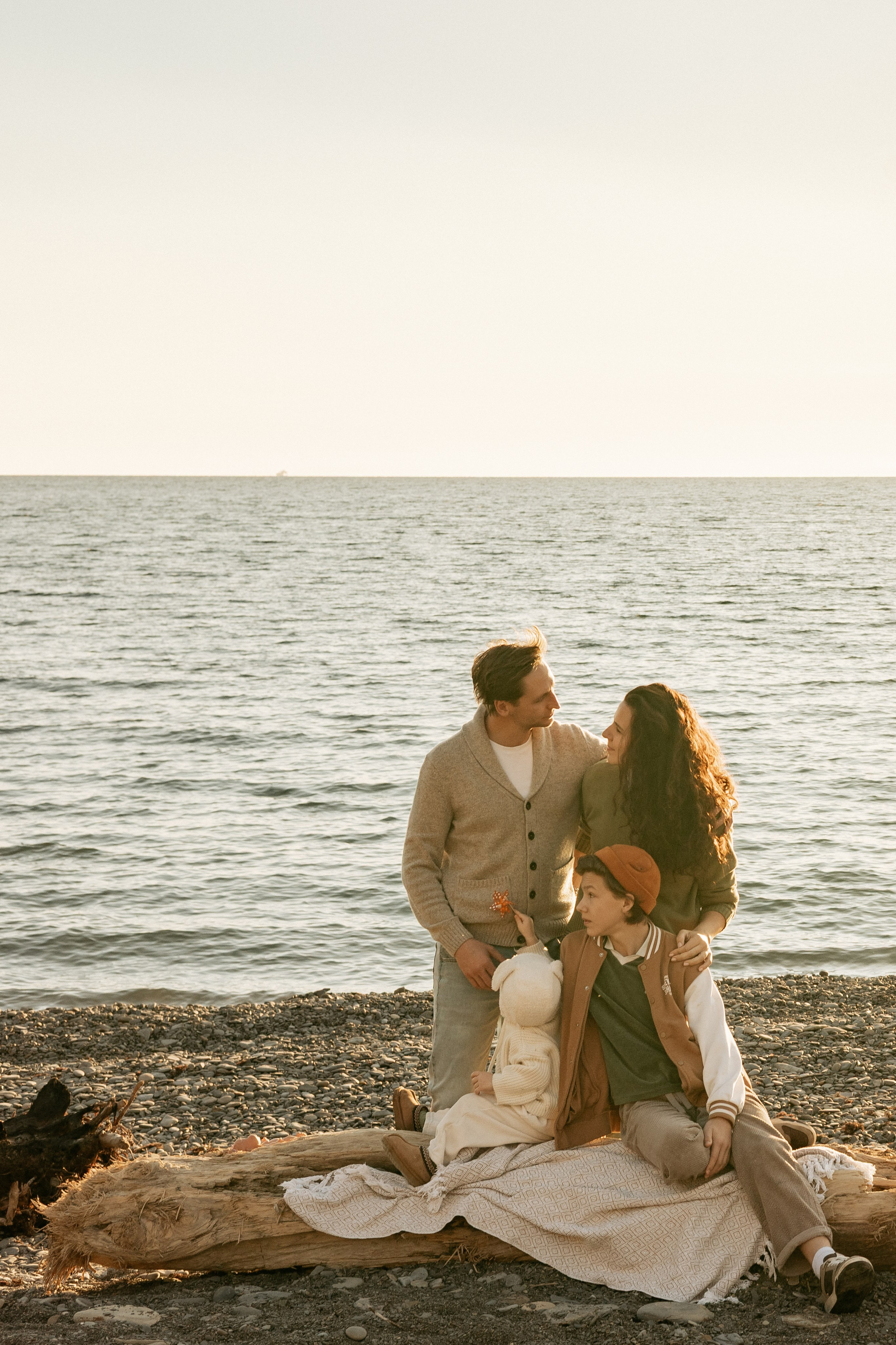  Родители кружатся с детьми на берегу моря