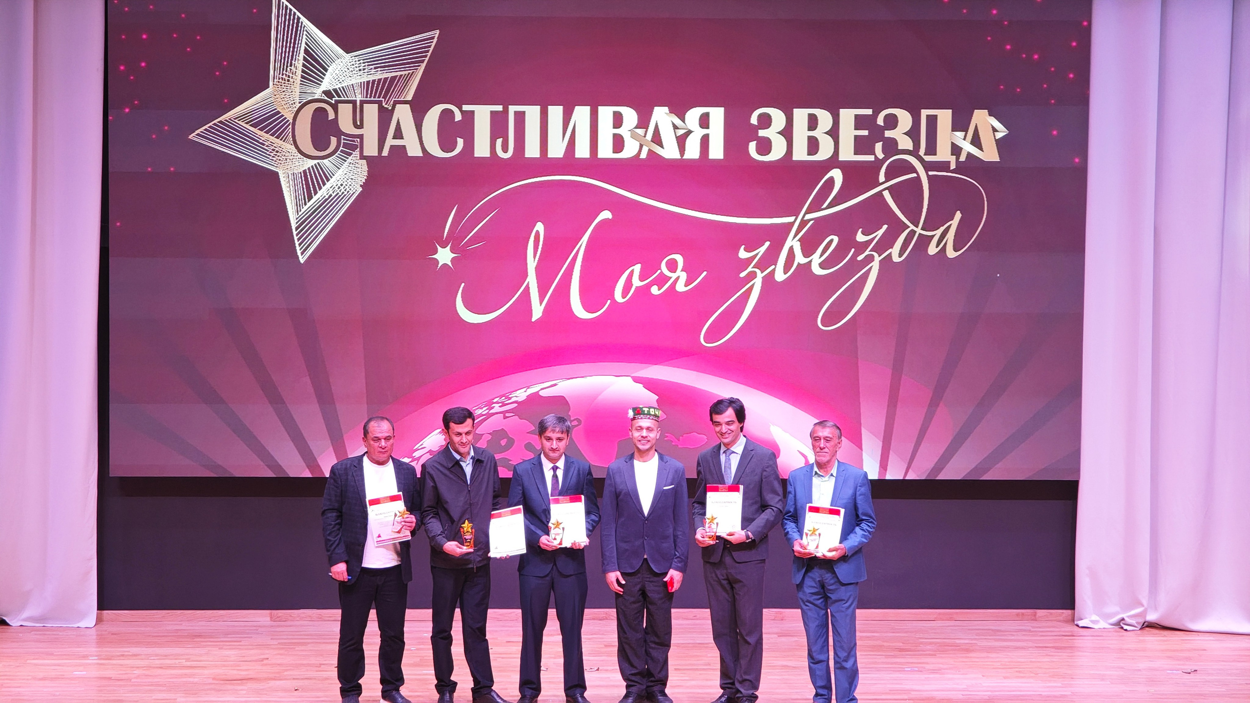 1 ноября 2025 г, г. Бохтар, Таджикистан. Золотое яблочко