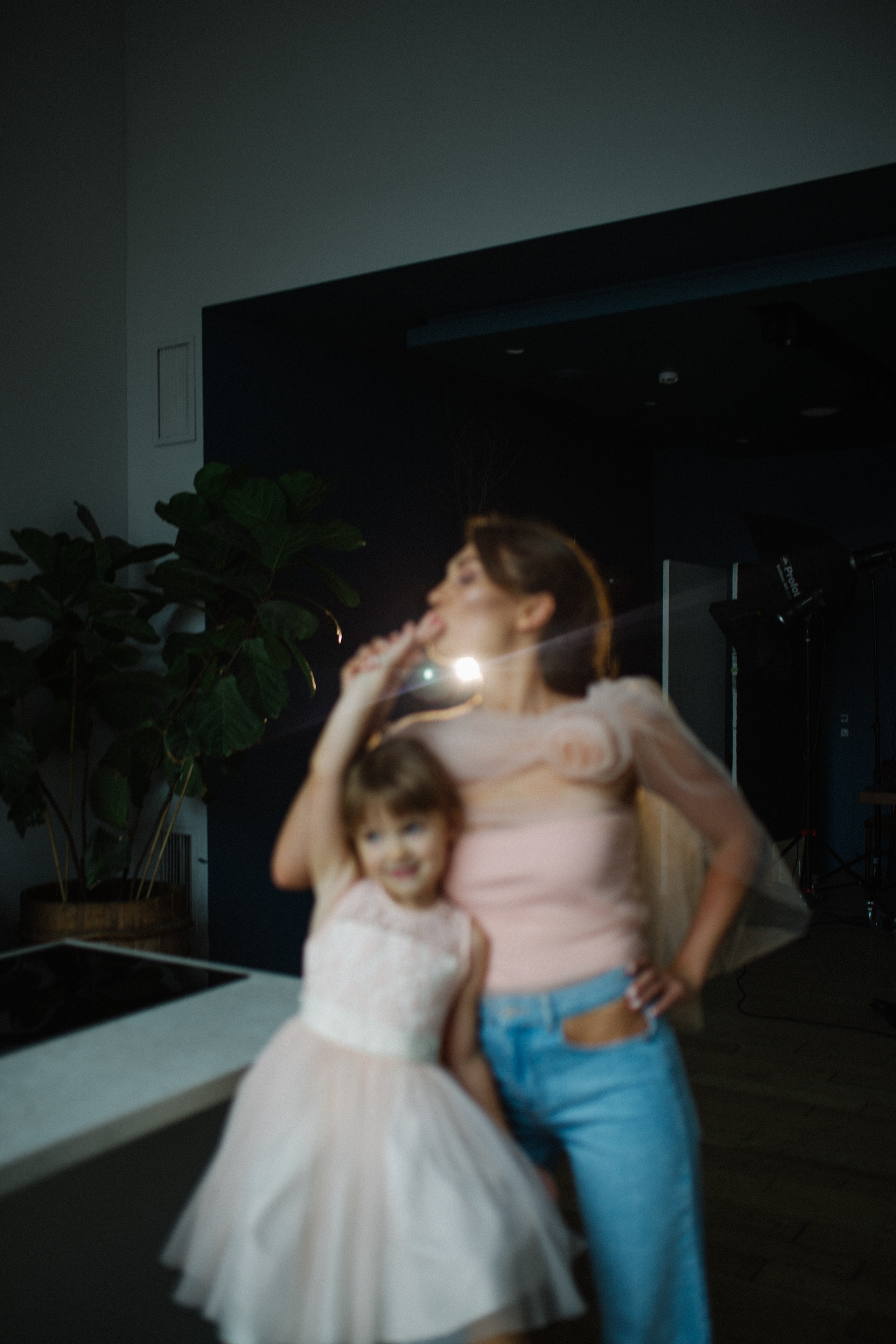 Купание с танцами на столе. Фотограф Оля Батист