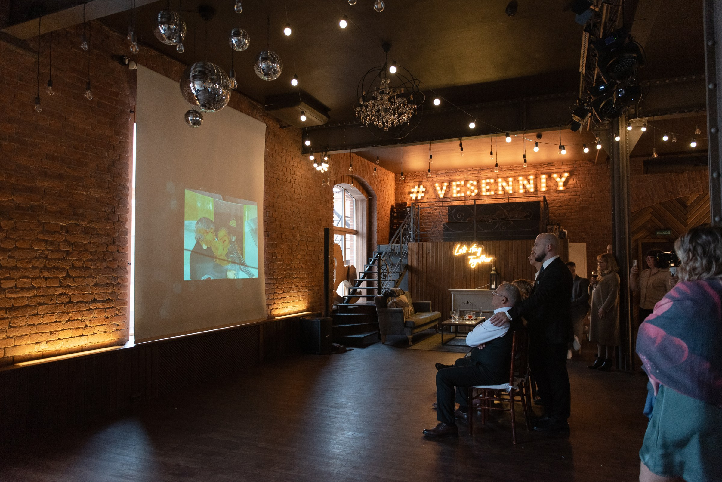 свадебный банкет в весеннем лофте