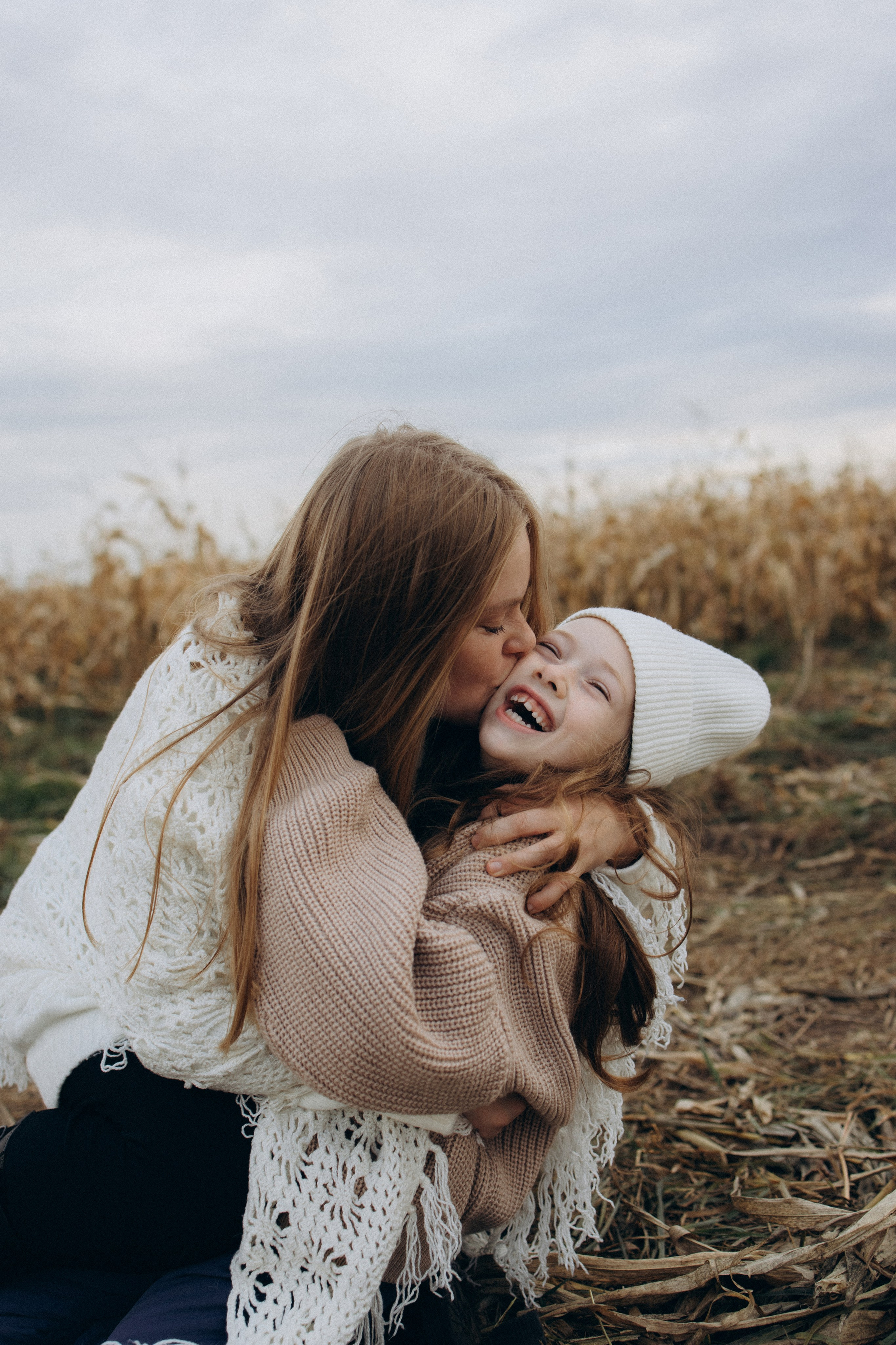 Оля, Ксюша и кукуруза. Фотограф Елена Рябцева