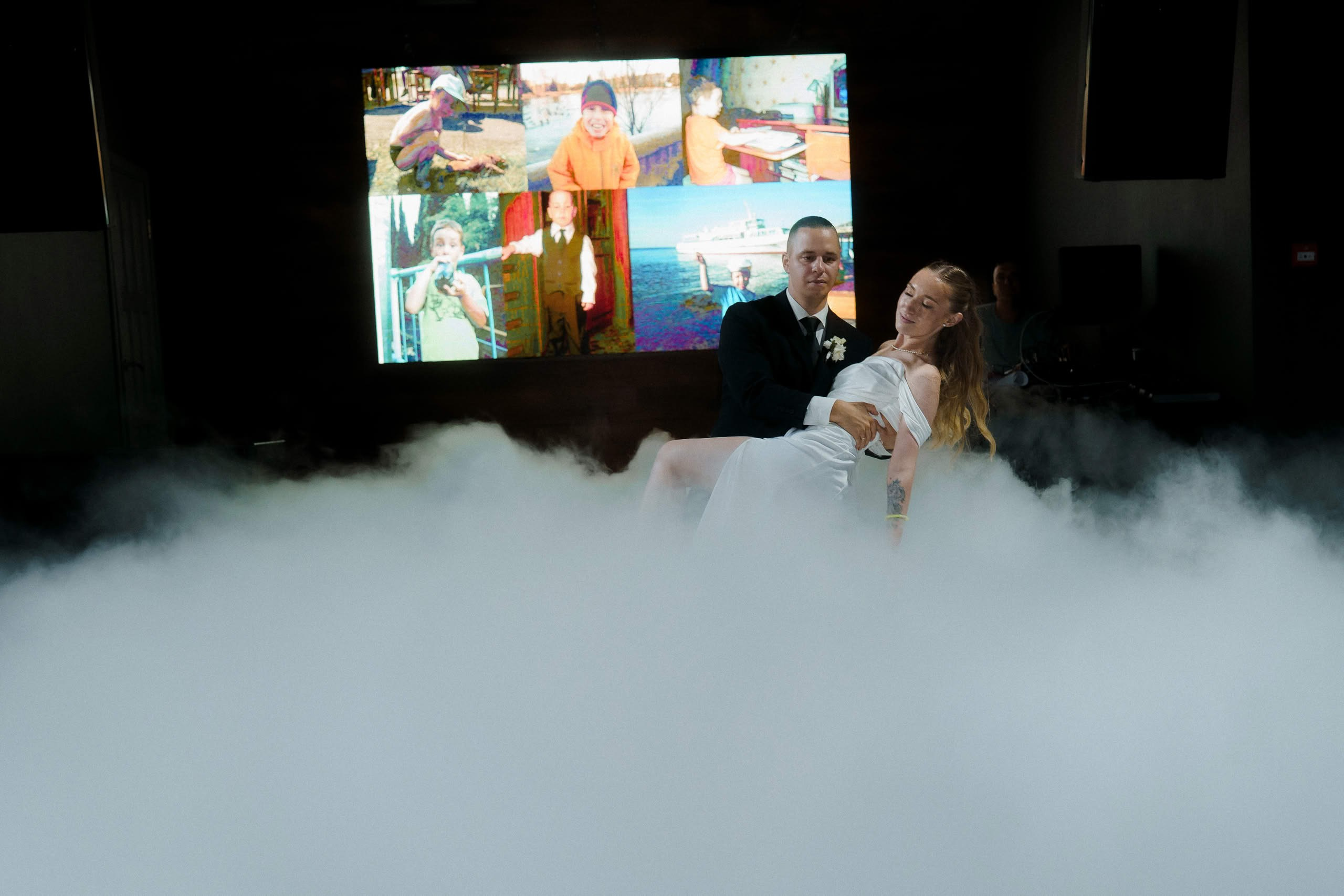 Первый танец молодожёнов в зале Event Rest с эффектом низкого дыма