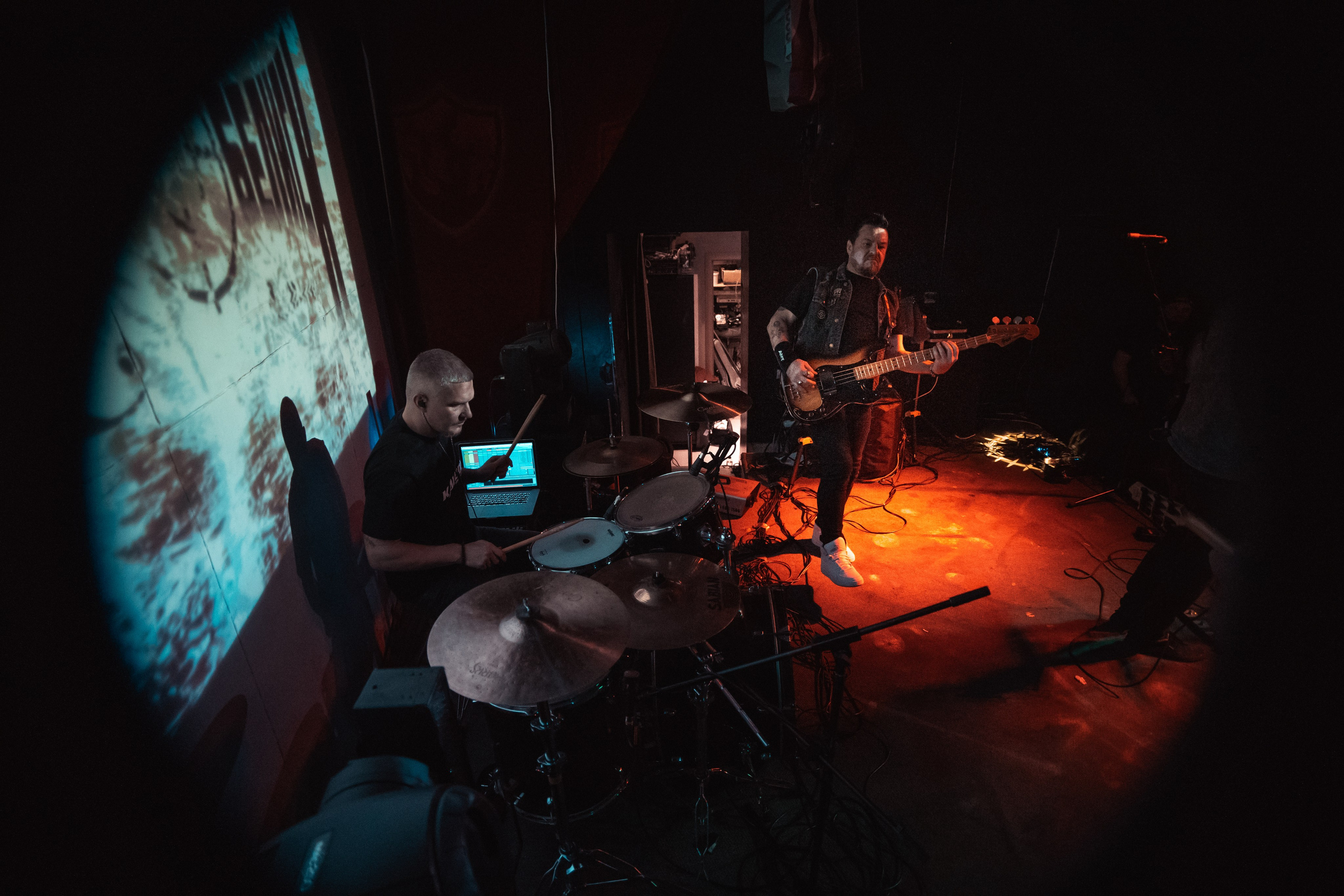 Черный обелиск. Красноярск, 08.04.2025, Эрмитаж. Фотограф Регина Крикунова г. Красноярск