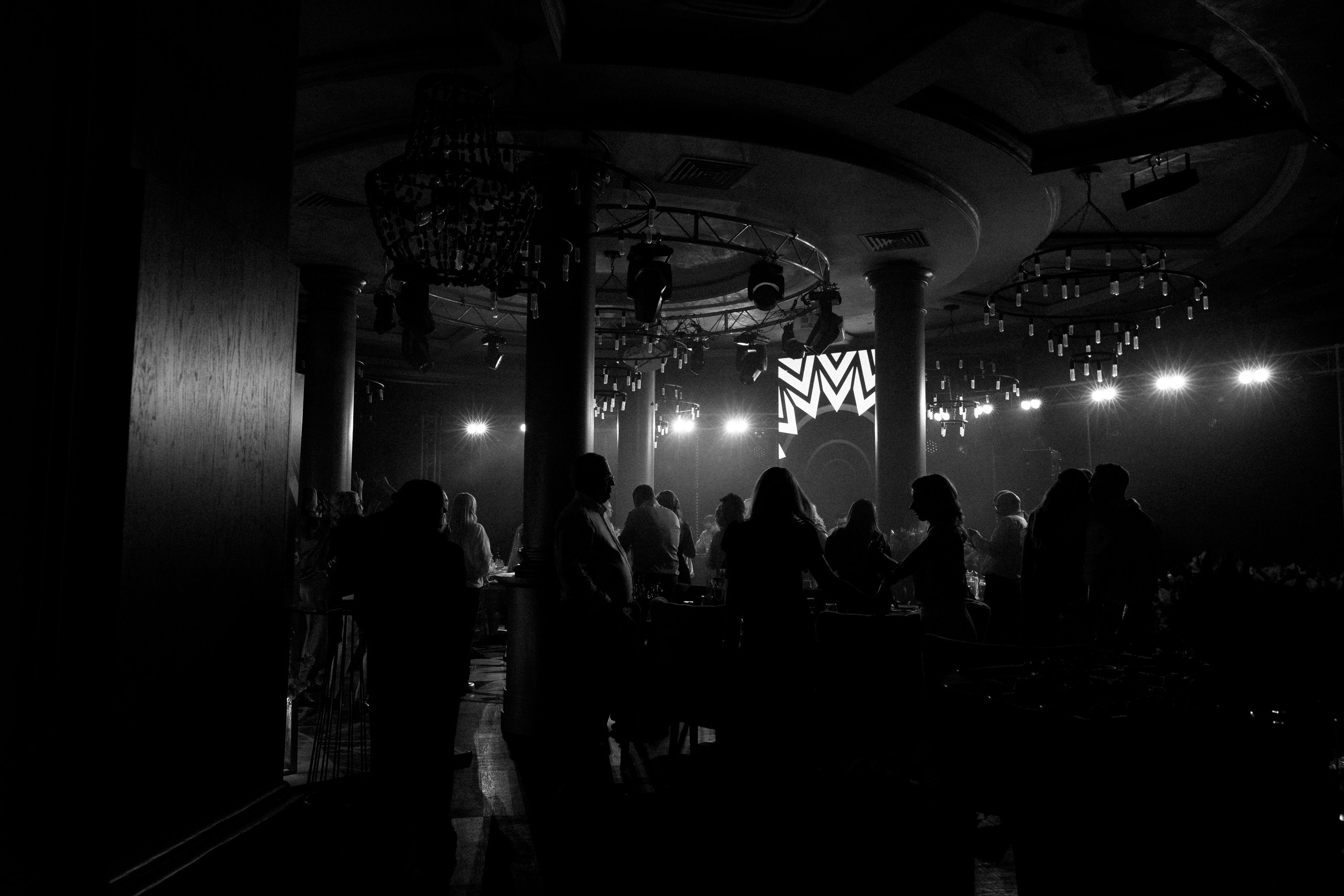 Здравствуйте! Я свадебный фотограф из Ульяновска, работаю в том числе по всей России и с выездом за границу. Снимаю свадьбы, lovestory, корпоративы, светский репортаж. Провожу обучение по фотографии, мастер-классы и воркшопы для других фотографов.