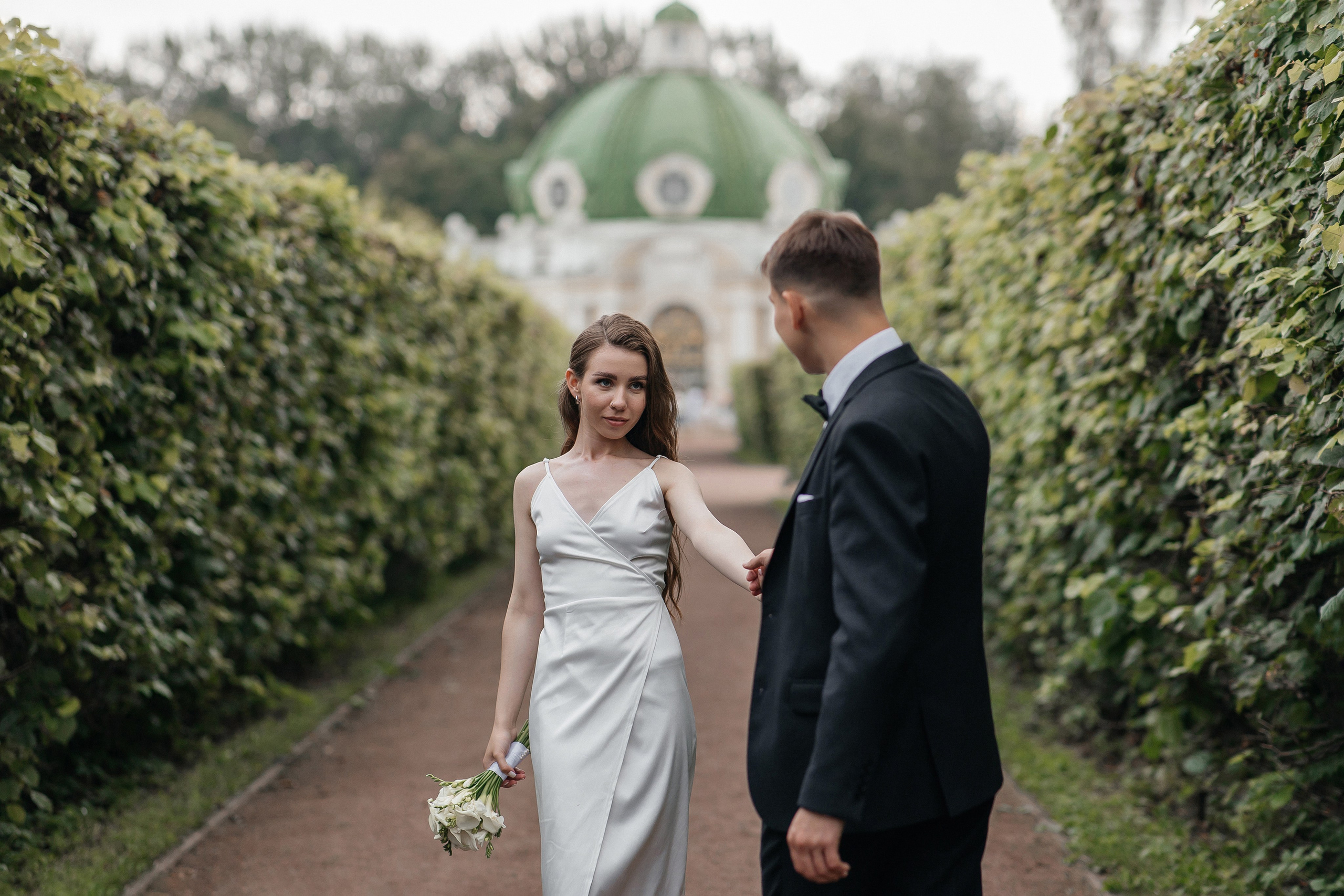 Свадебная фотосессия в усадьбе Кусково. Свадебный фотограф в Москве Дарья Олендарёва