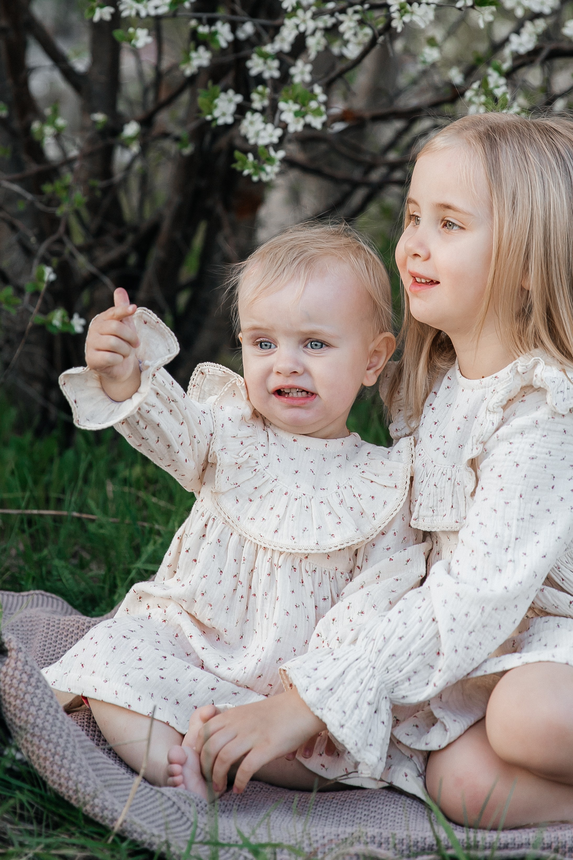 Катя и Маша в вишне. Семейный фотограф документалист в Пензе Лопатинская Татья