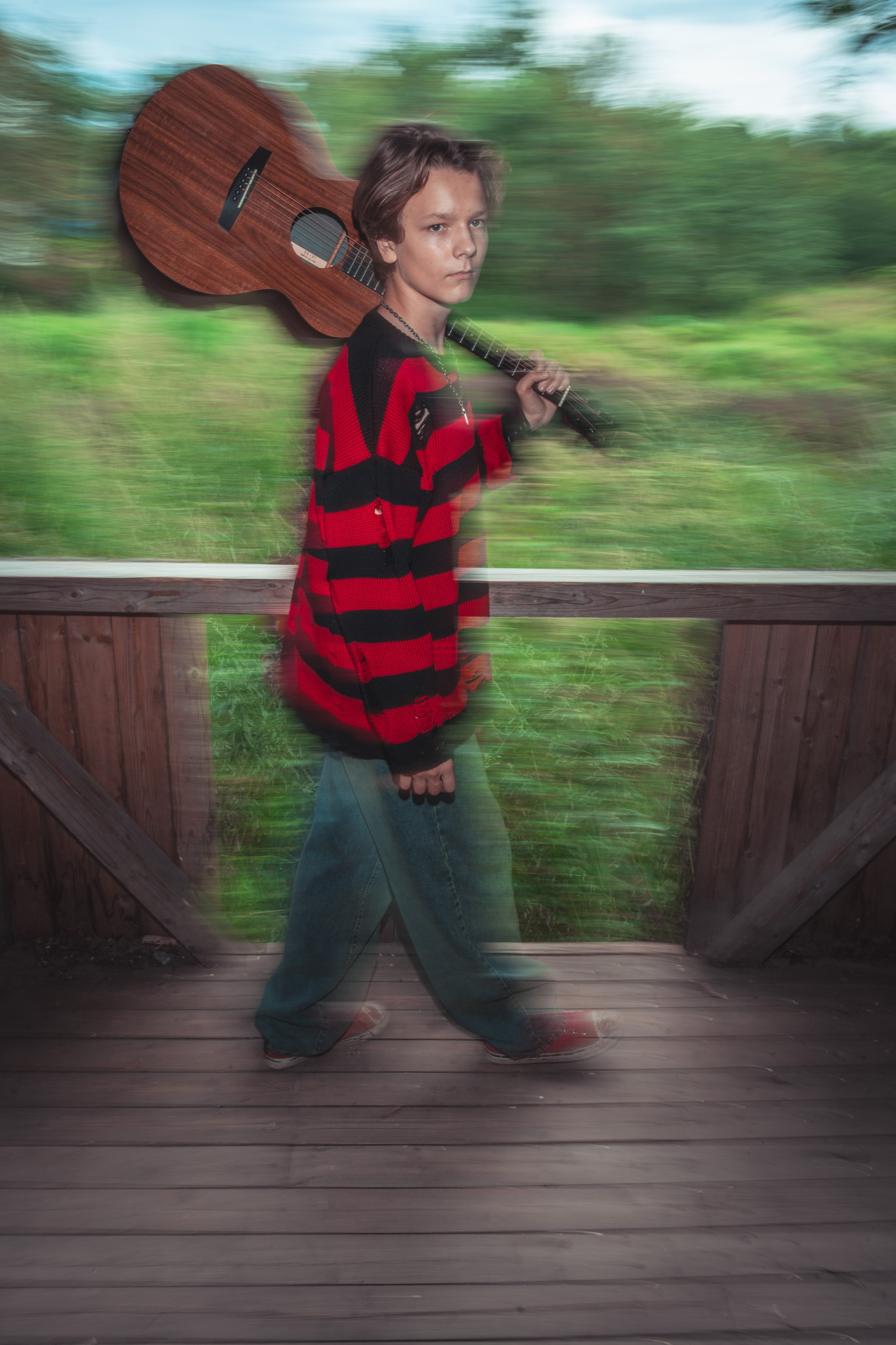 Молодой человек с гитарой эффект размытия