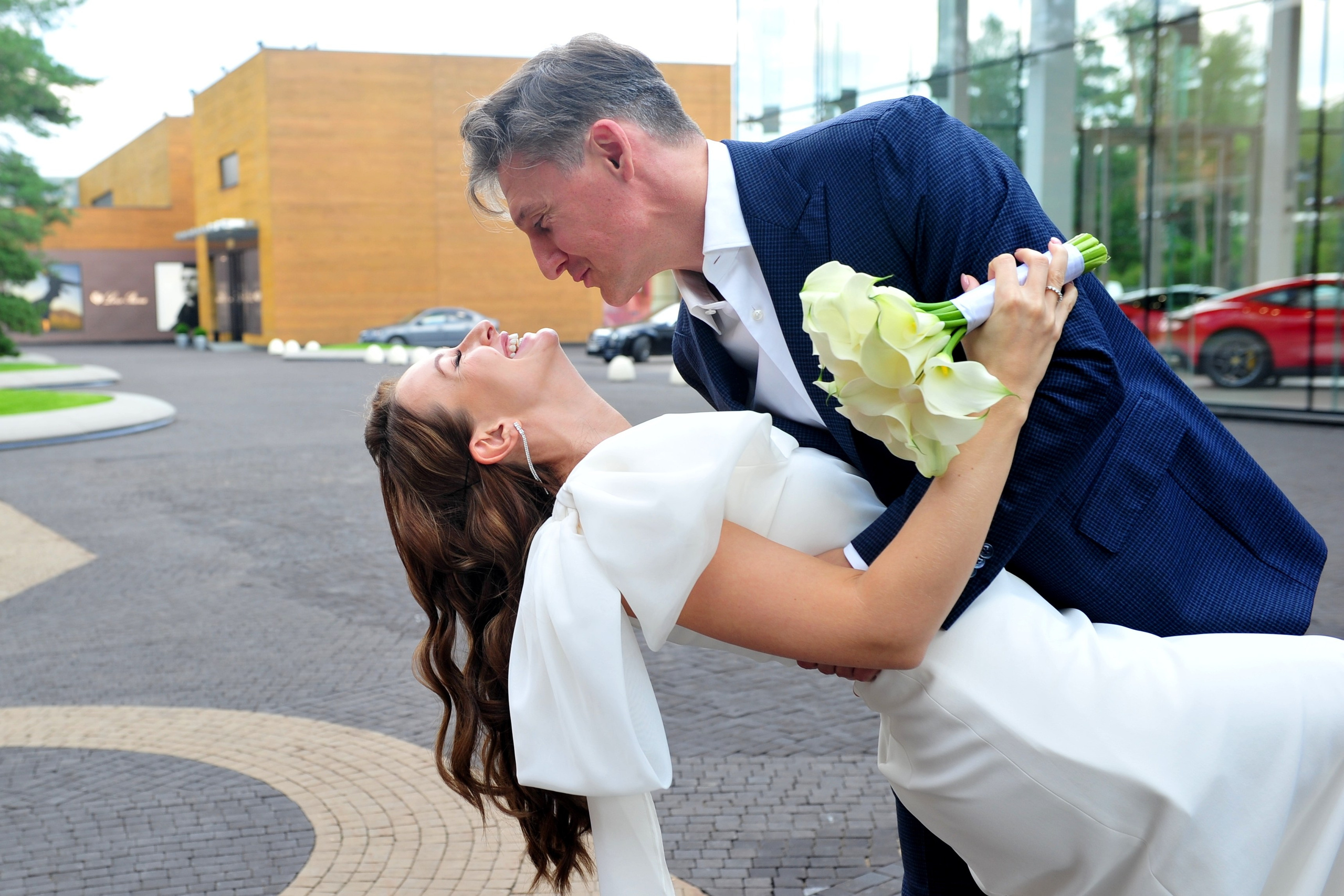 Свадьба в ЗАГСе Барвиха Luxury Village летом, жених и невеста обнимаются