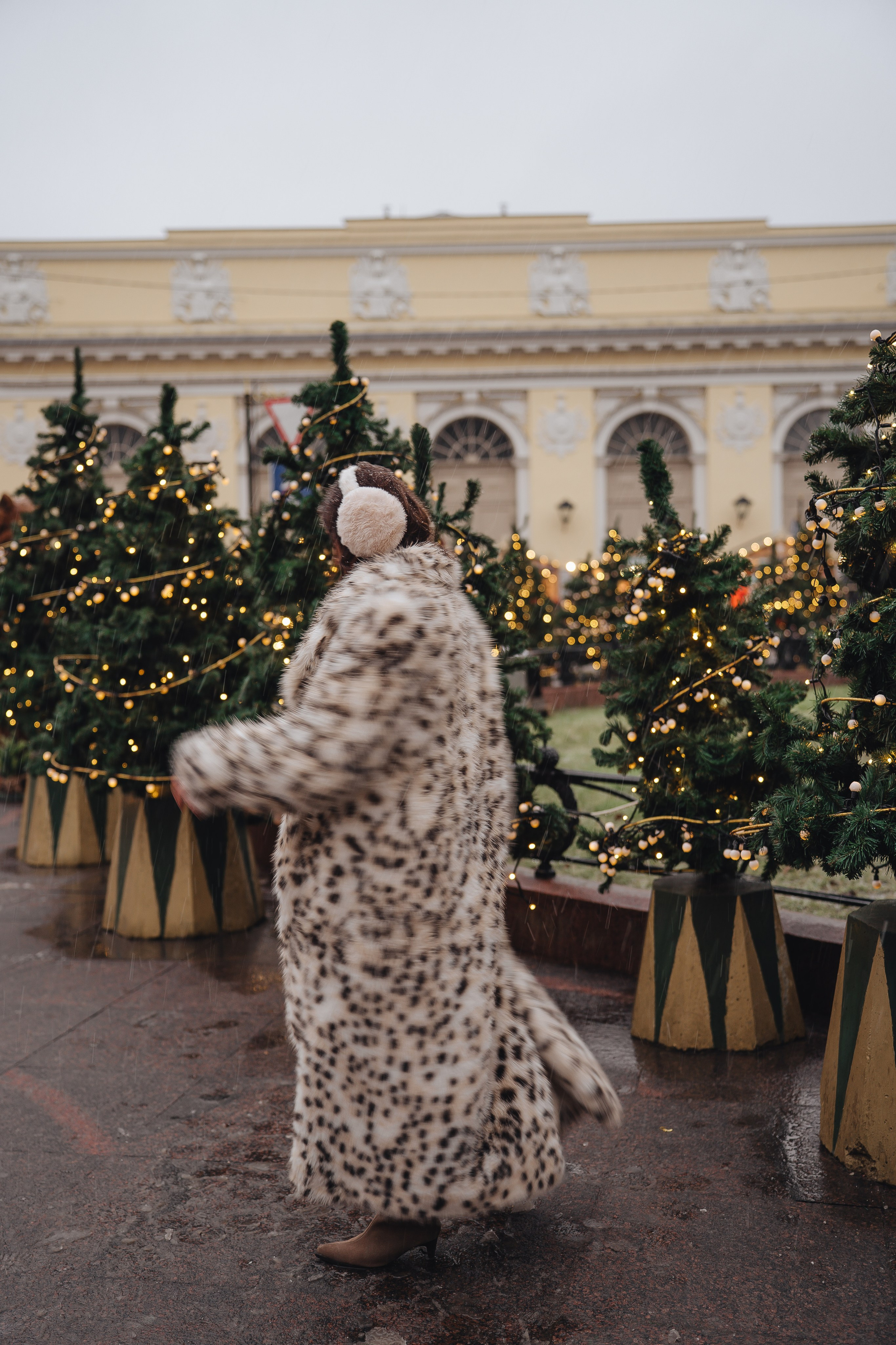 ПРОГУЛКА НА МАНЕЖНОЙ ПЛОЩАДИ ДЛЯ ДЕВУШКИ ПЕРЕД НОВЫМ ГОДОМ (НОВОГОДНЯЯ ФОТОСЕССИИЯ НА МАНЕЖНОЙ ПЛОЩАДИ). Профессиональный фотограф, Санкт-Петербург — Виктория Богомолова