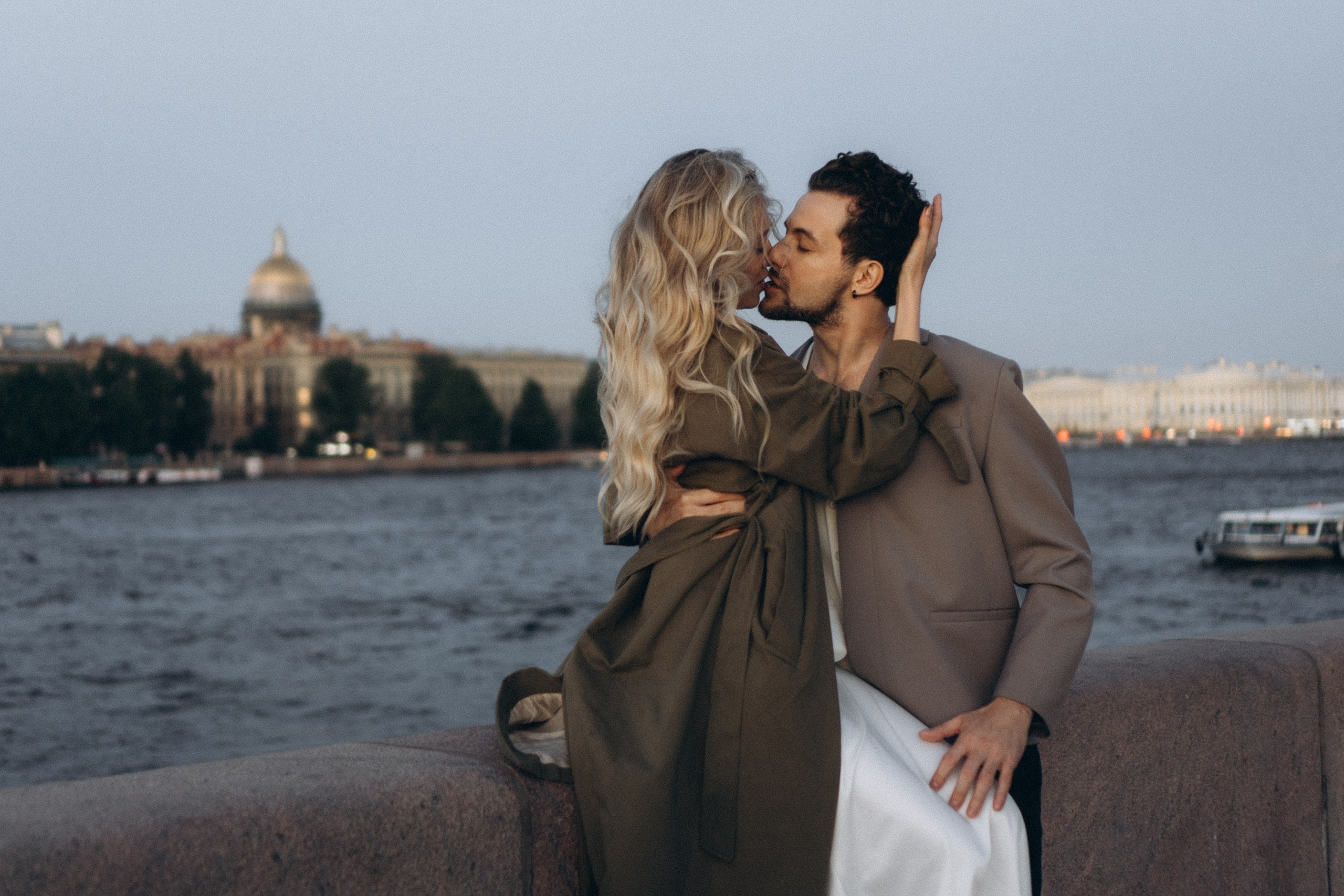 СВАДЕБНАЯ СЬЕМКА ПАРЫ НА РАССВЕТЕ В БЕЛЫЕ НОЧИ И ПРОГУЛКА С РАЗВОДНЫМИ МОСТАМИ И ПИКНИК ВОЗЛЕ ИСАКИЕВСКОГО СОБОРА. Профессиональный фотограф, Санкт-Петербург — Виктория Богомолова