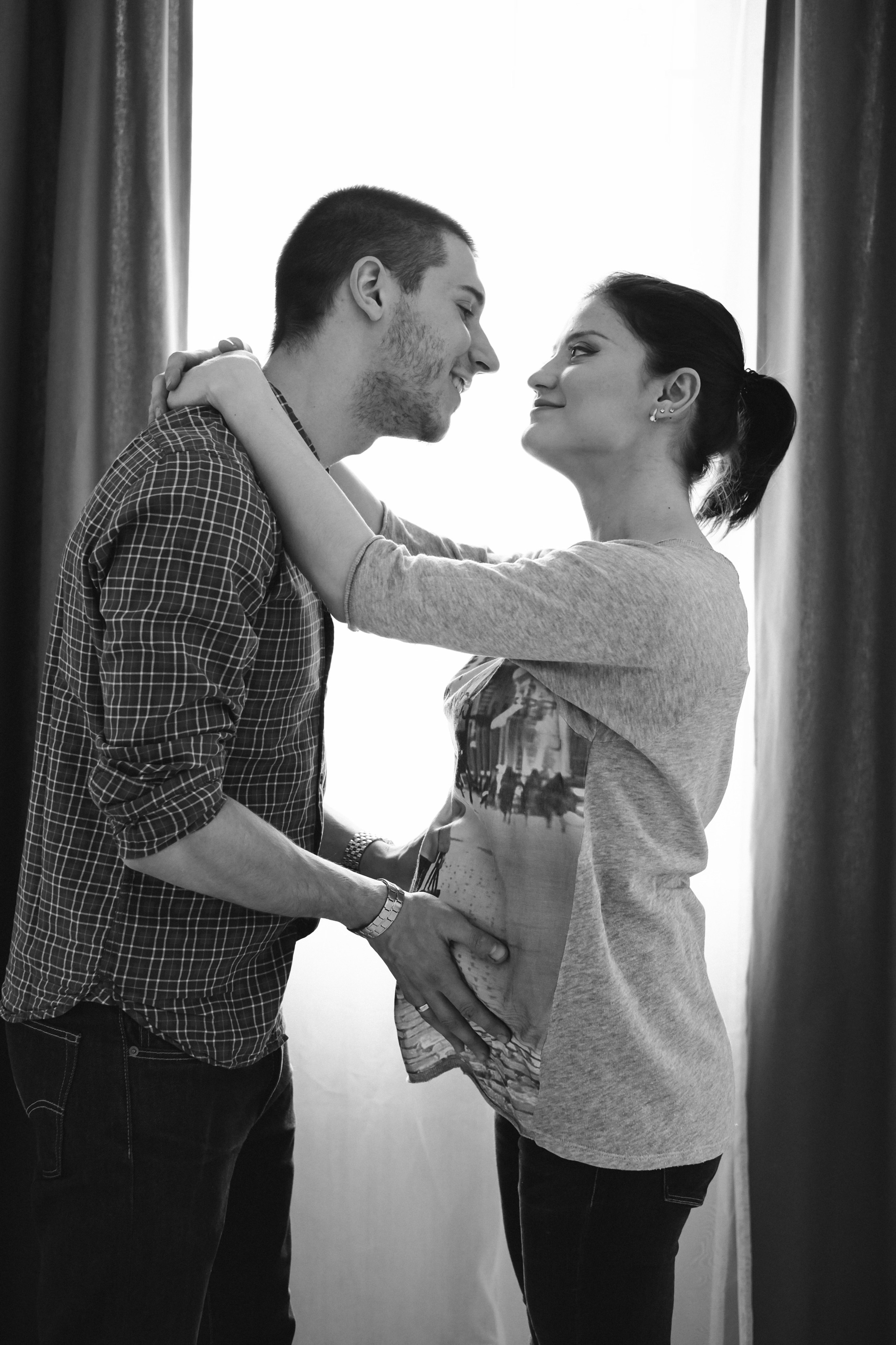 Съемка для двух беременных подруг в светлой студии. Фотографы в Москве Светлана Устинова и Сергей Грачев