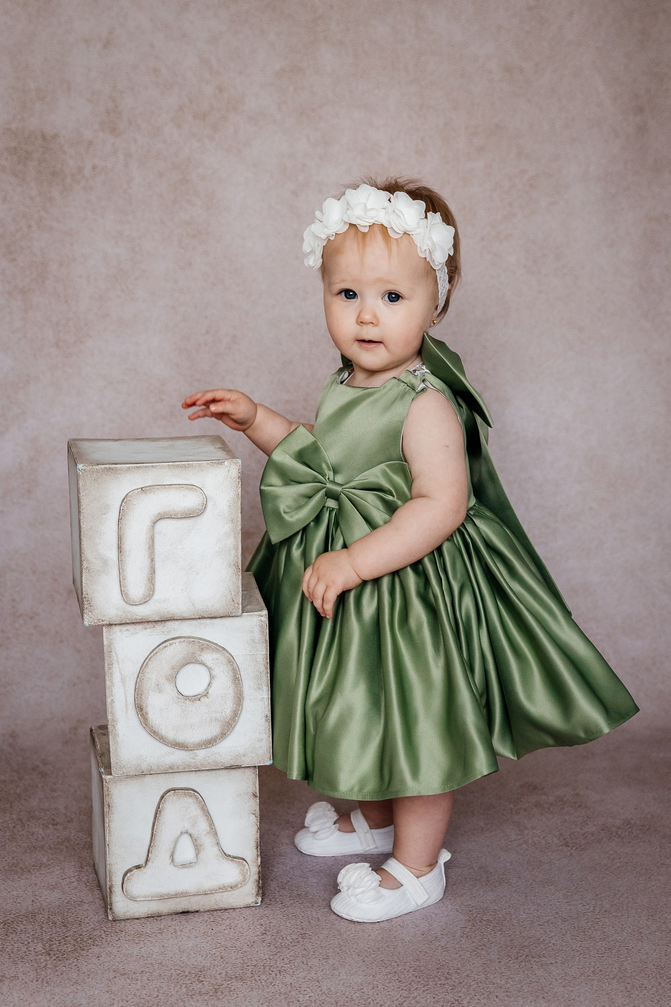 Минимализм (единичка, буквы-кубики, отдельный реквизит на фоне). Детский фотограф, выпускные альбомы в Нижнем Новгороде Бодягина Мария