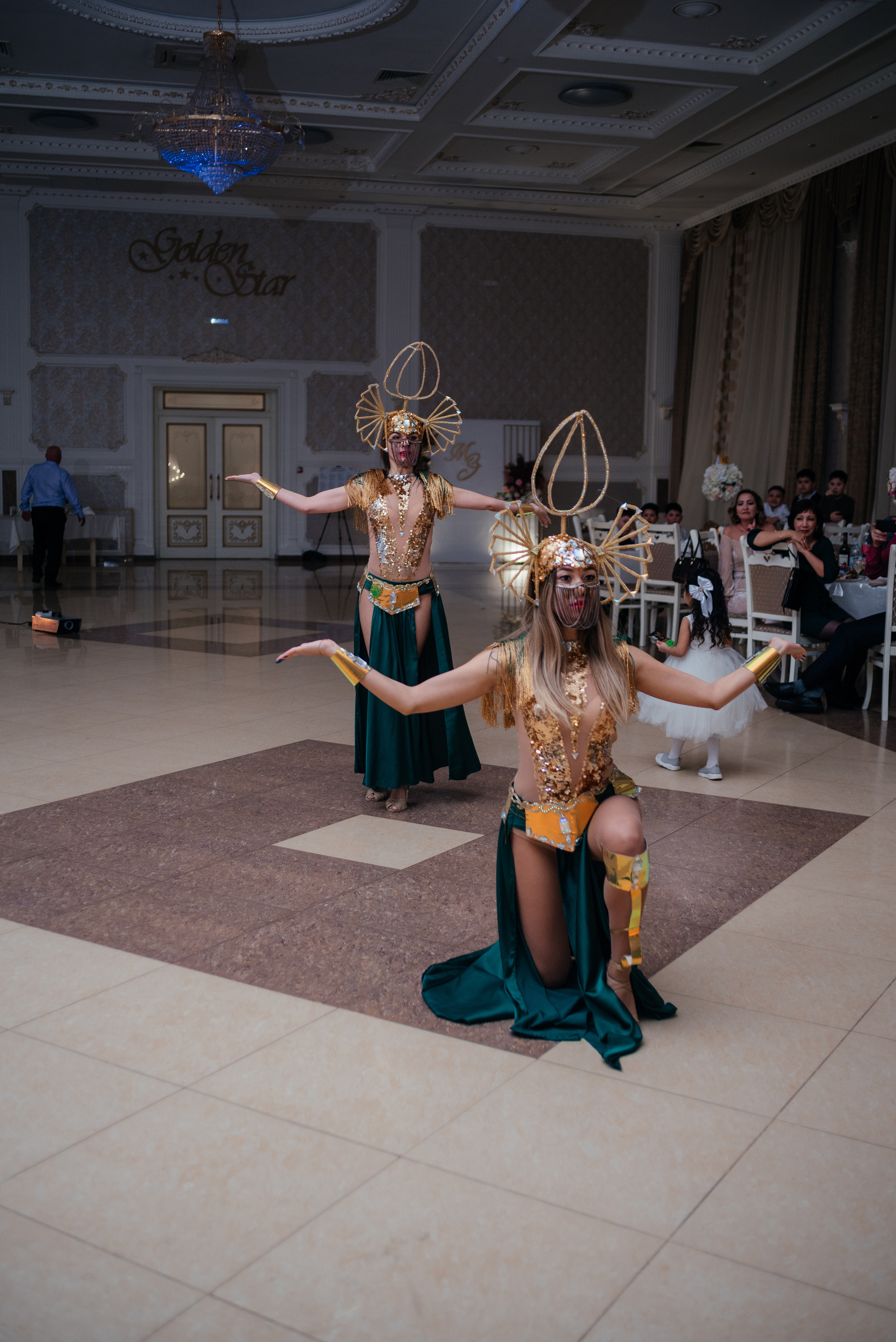 Танцы на банкете. Свадебные фотограф и видеограф в Саратове