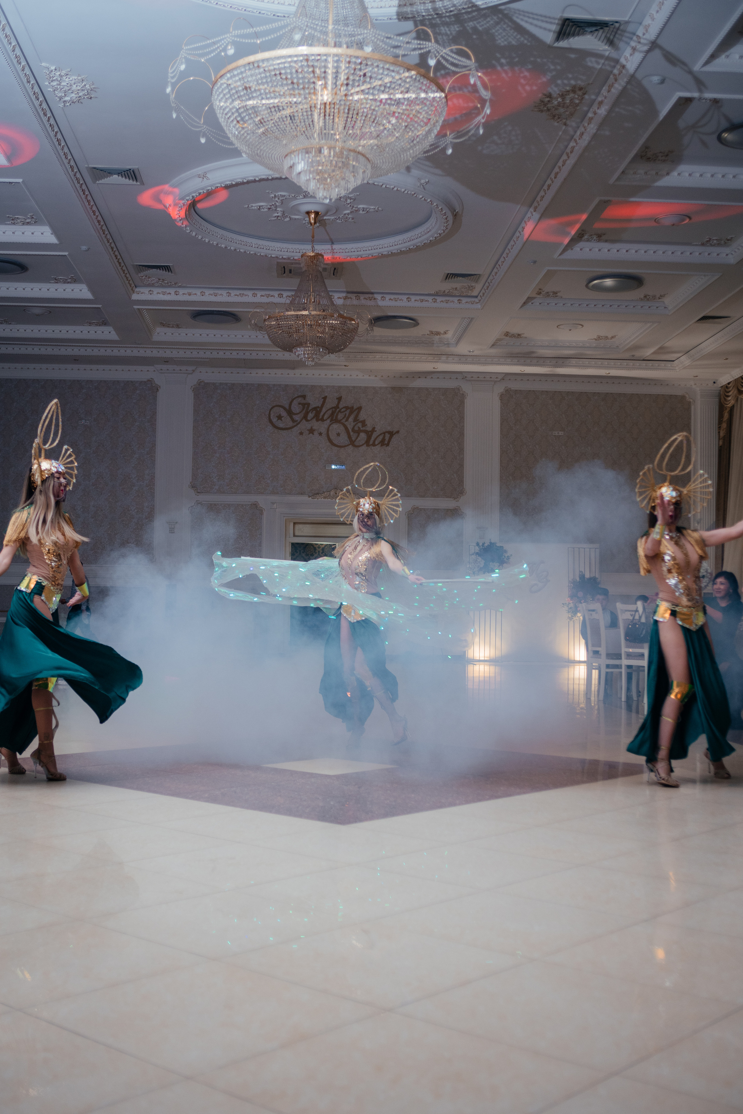 Танцы на банкете. Свадебные фотограф и видеограф в Саратове