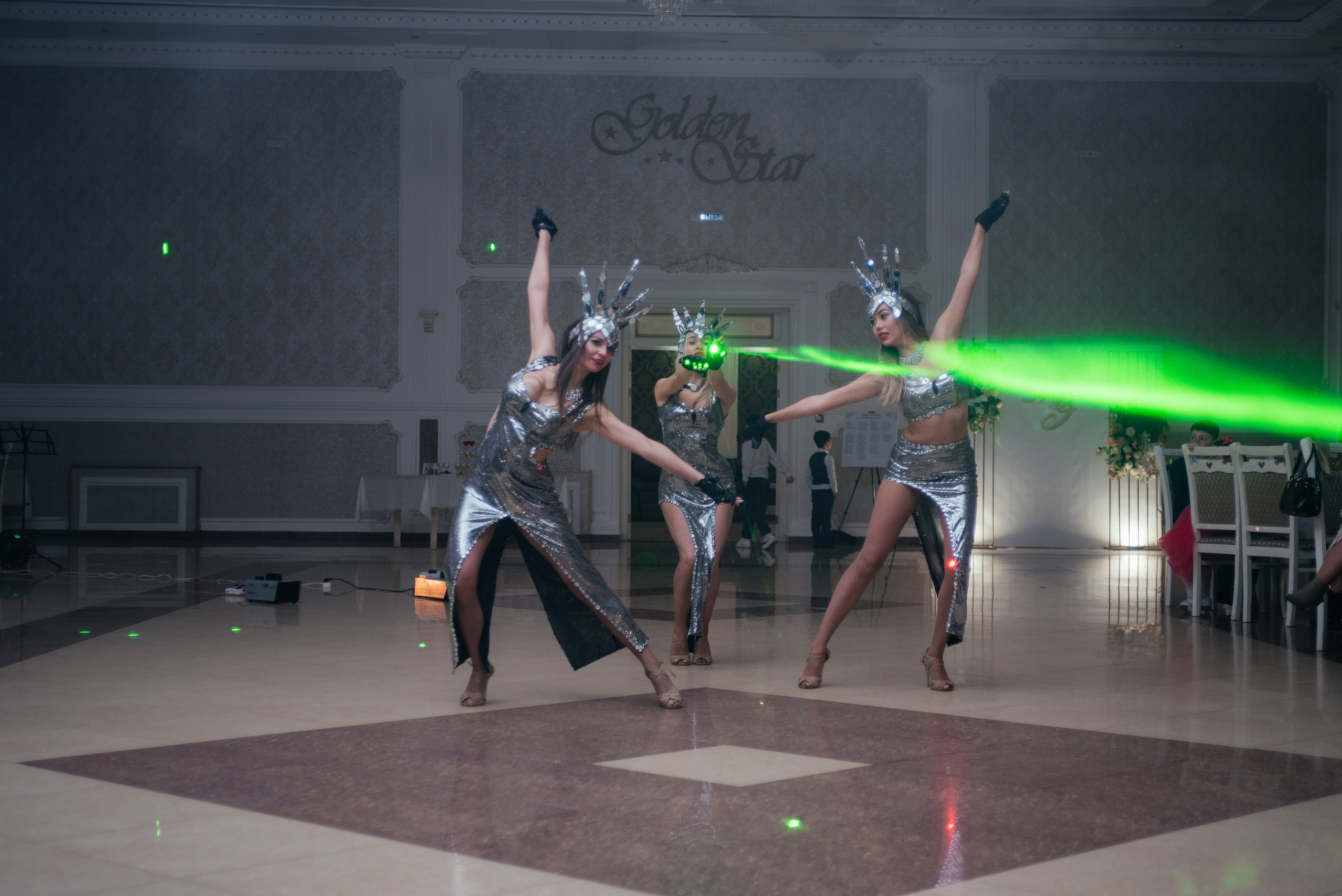 Танцы на банкете. Свадебные фотограф и видеограф в Саратове