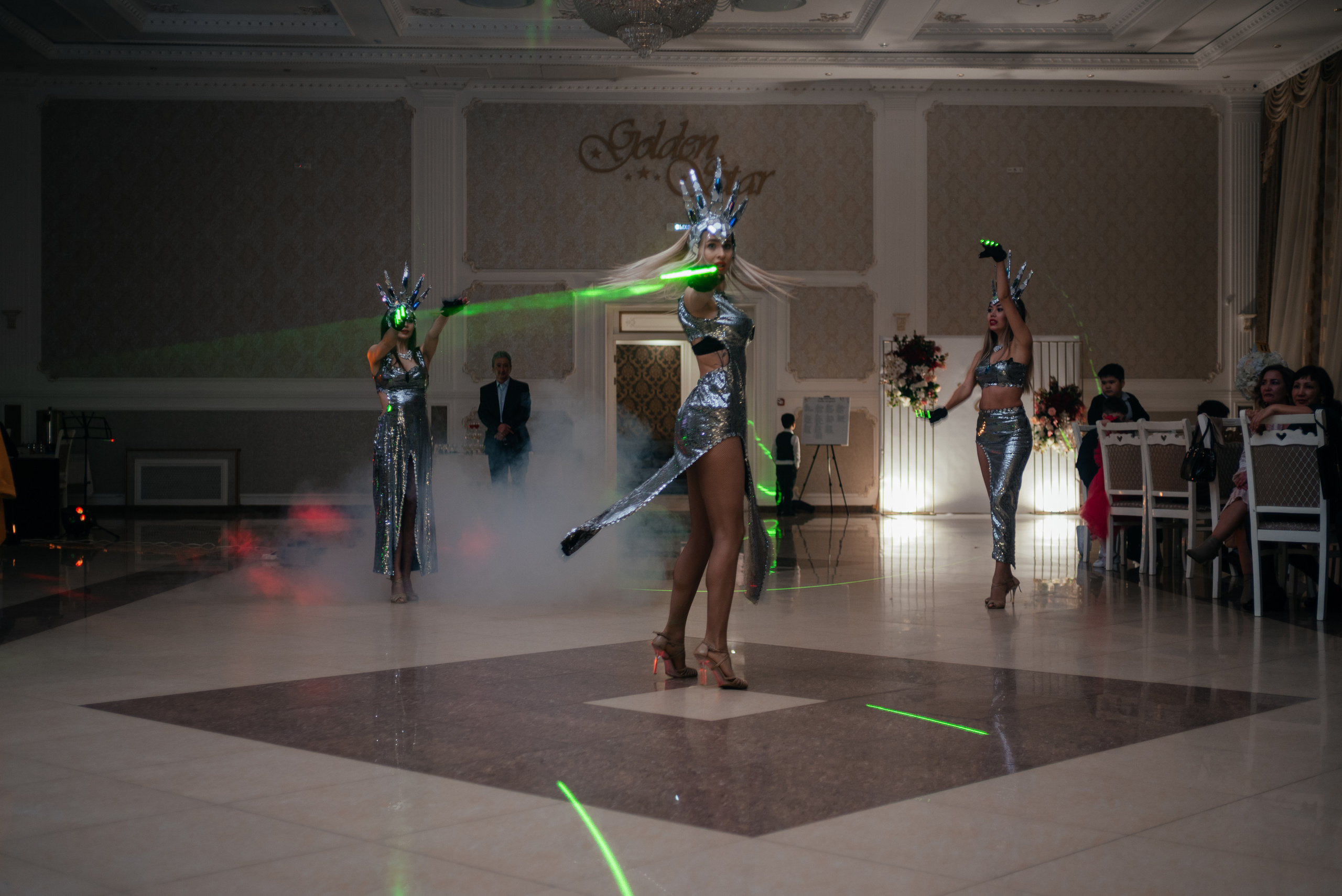 Танцы на банкете. Свадебные фотограф и видеограф в Саратове