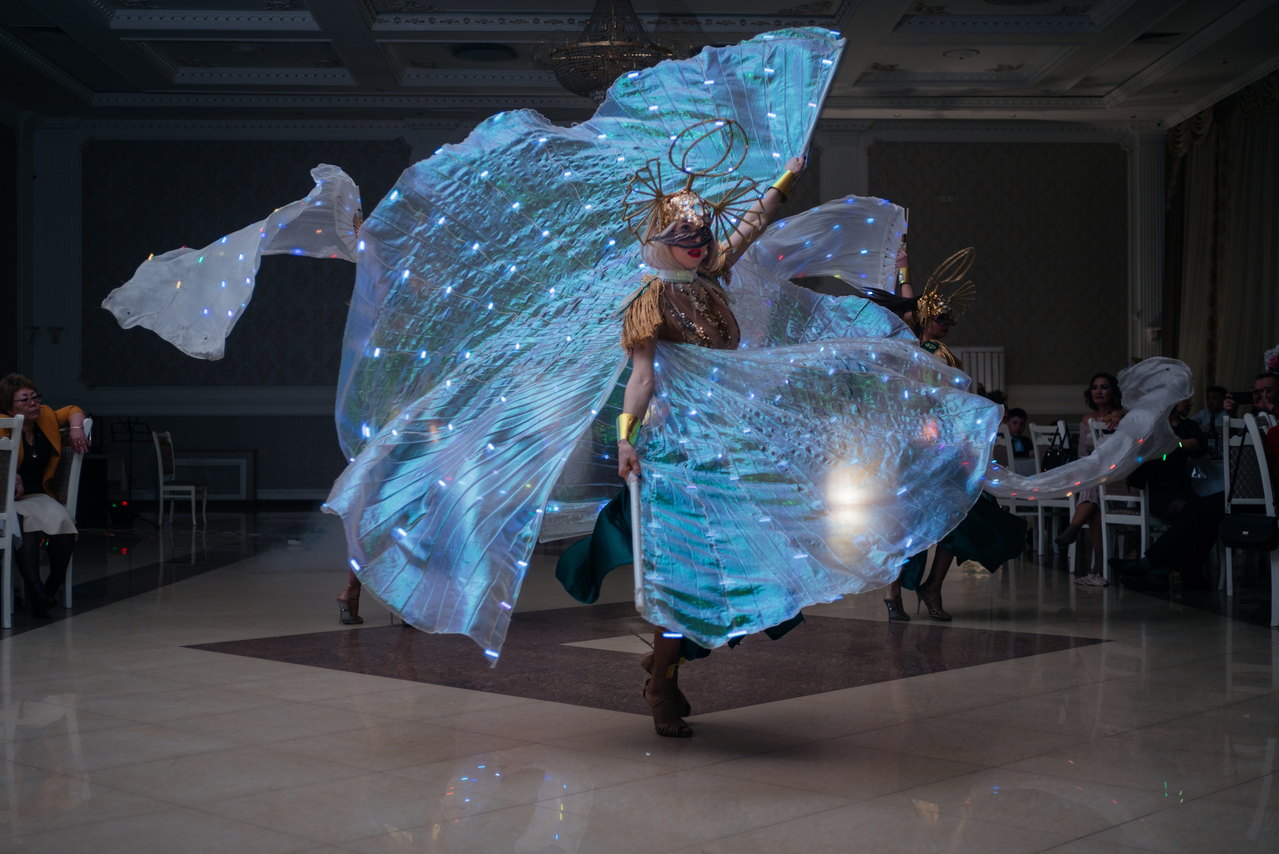 Танцы на банкете. Свадебные фотограф и видеограф в Саратове